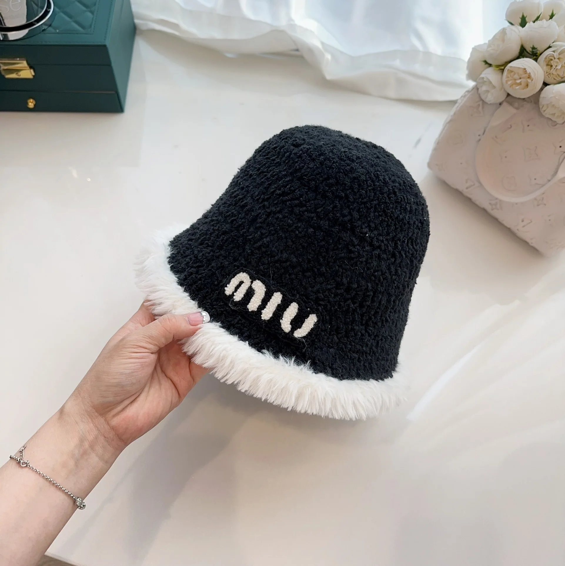 미우미우 모자 81140 Miu Miu Cap 상세 이미지 3