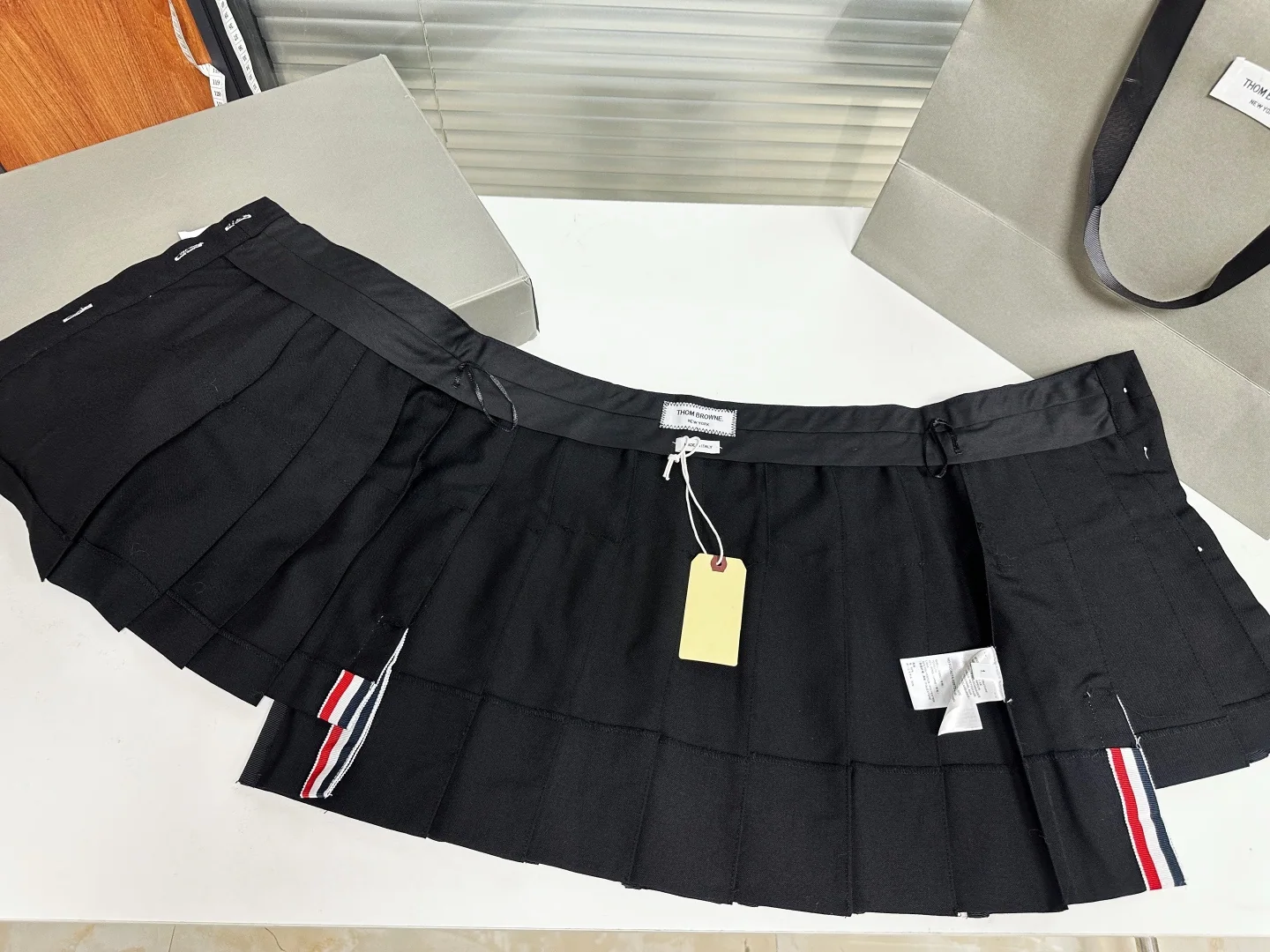 톰브라운 남성 울 플리츠 반바지 상세 이미지 8