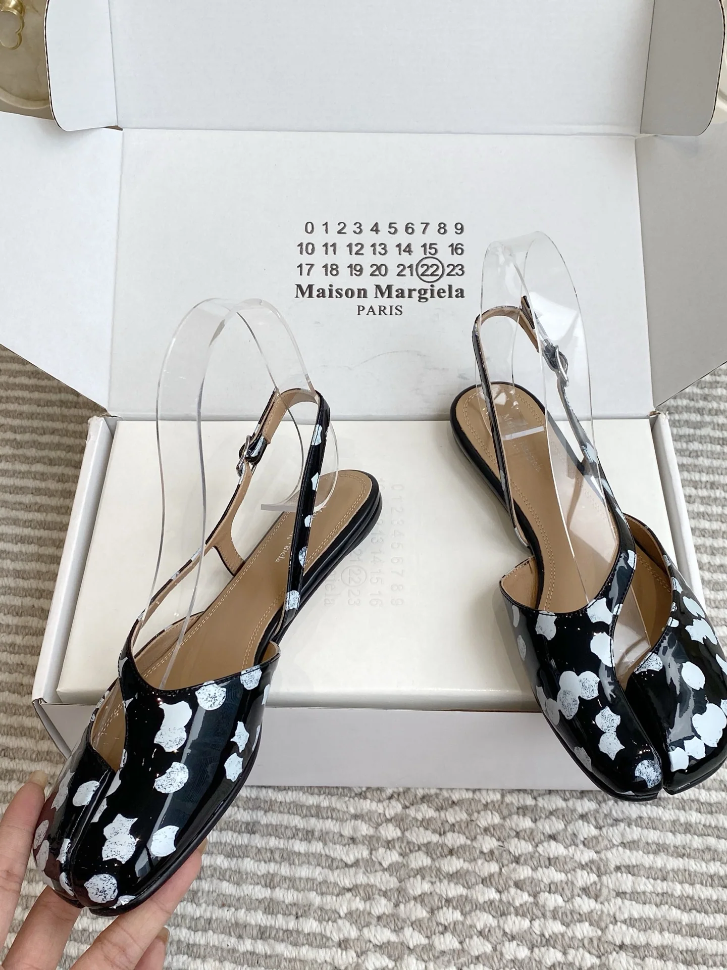 마르지엘라 벚꽃 무늬 다비 스플릿 토 샌들 상세 이미지 2