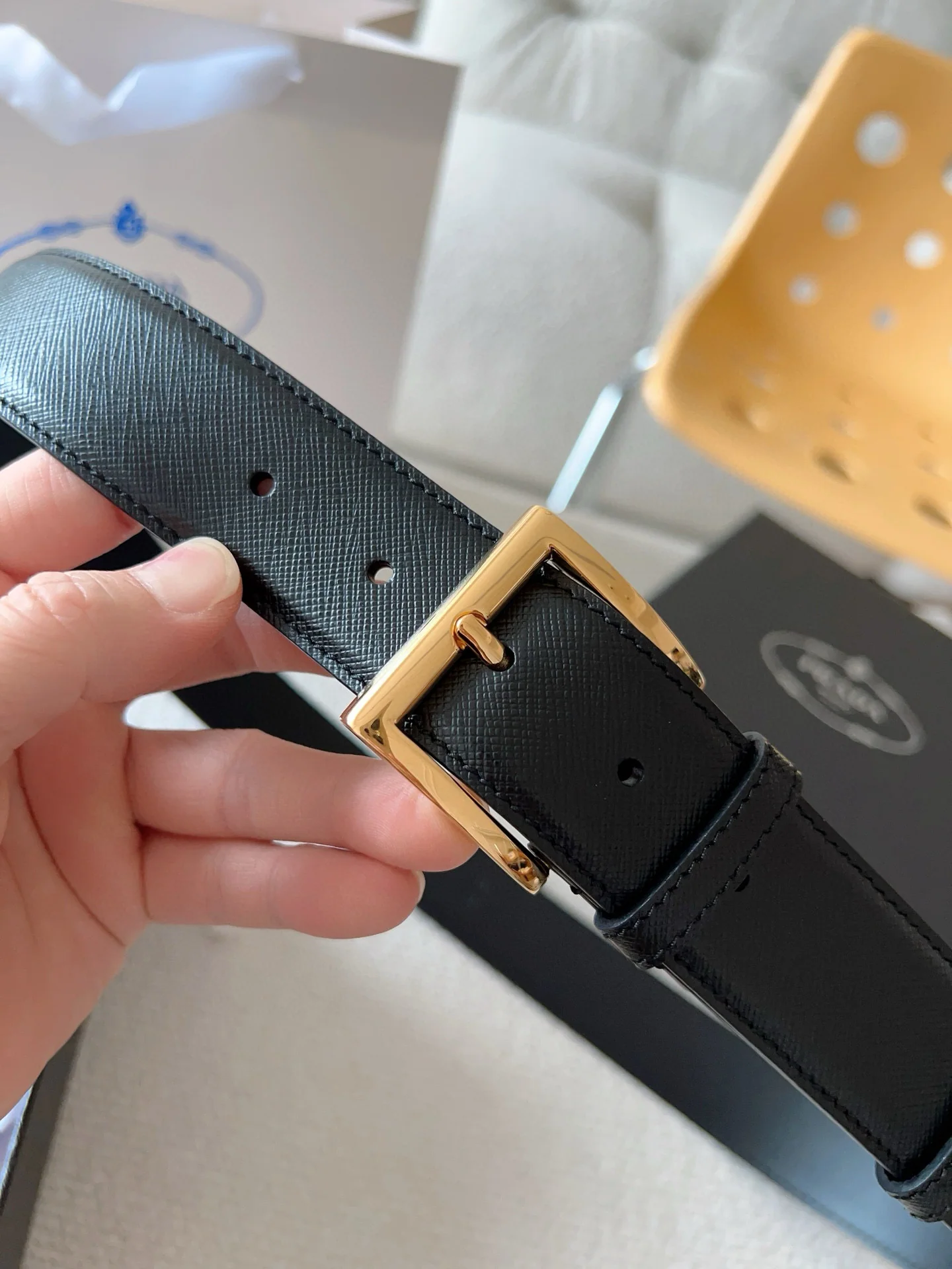 프라다 에나멜 로고 캐주얼 가죽 벨트 상세 이미지 4