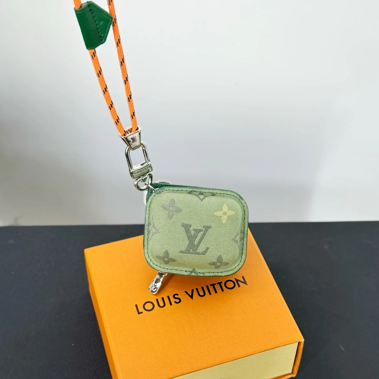 루이비통 LV TUNE 모노그램 가죽 키링 상세 이미지 4