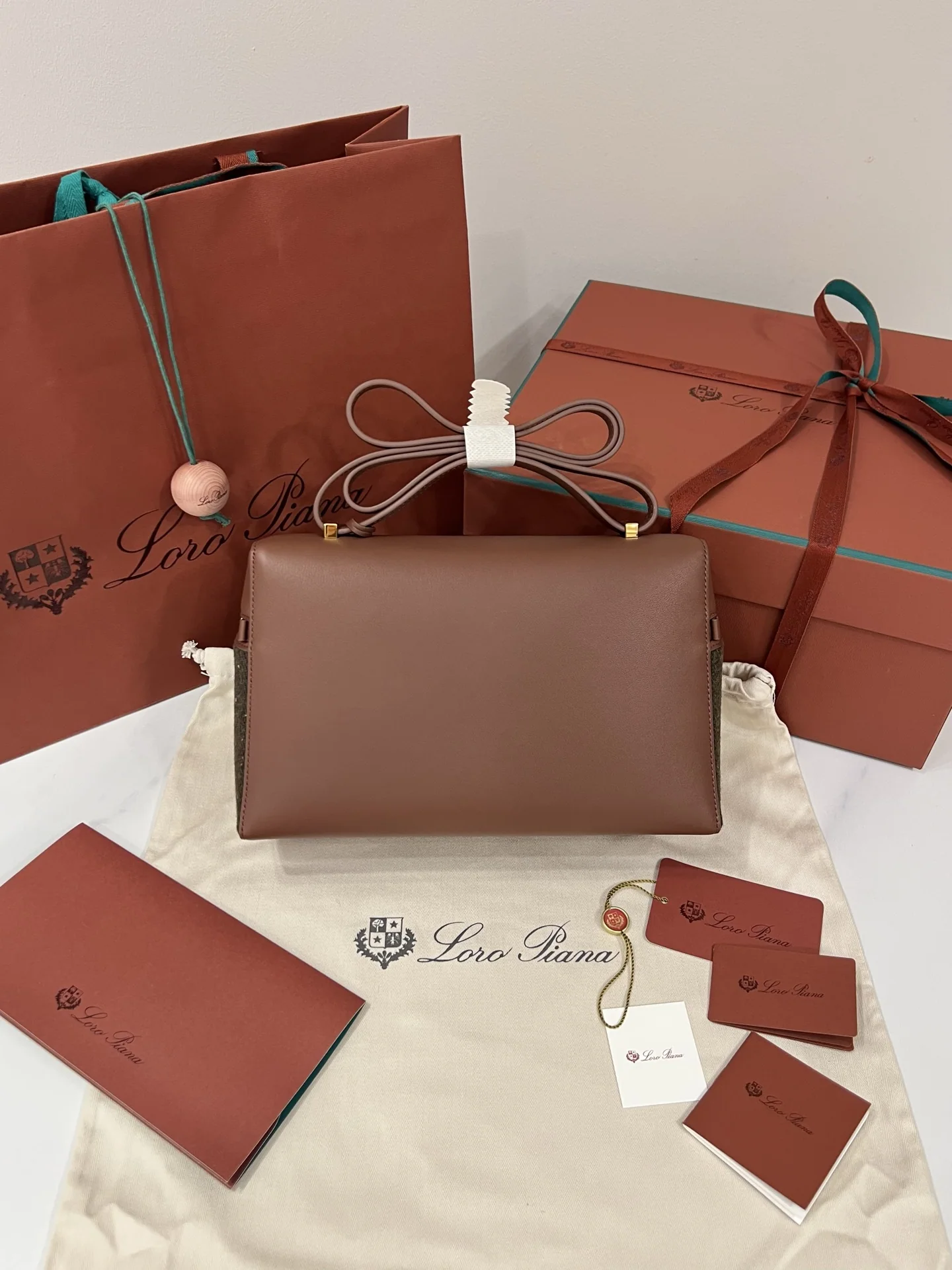 로로피아나 엑스트라 시리즈 핸드백 상세 이미지 2