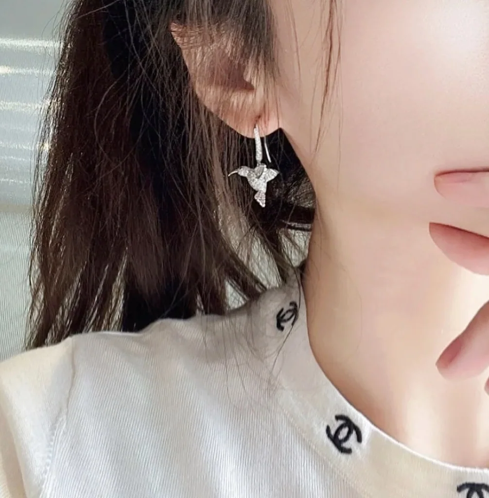 부쉐론 벌새 장식 귀걸이 상세 이미지 2