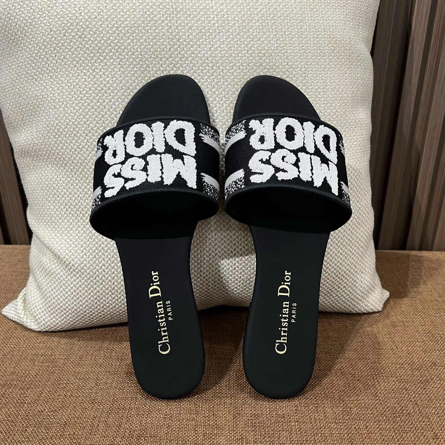디올 자수 캔버스 샌들 상세 이미지 1