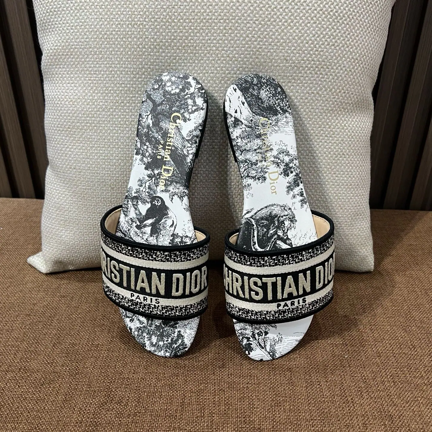 디올 자수 캔버스 샌들 상세 이미지 2