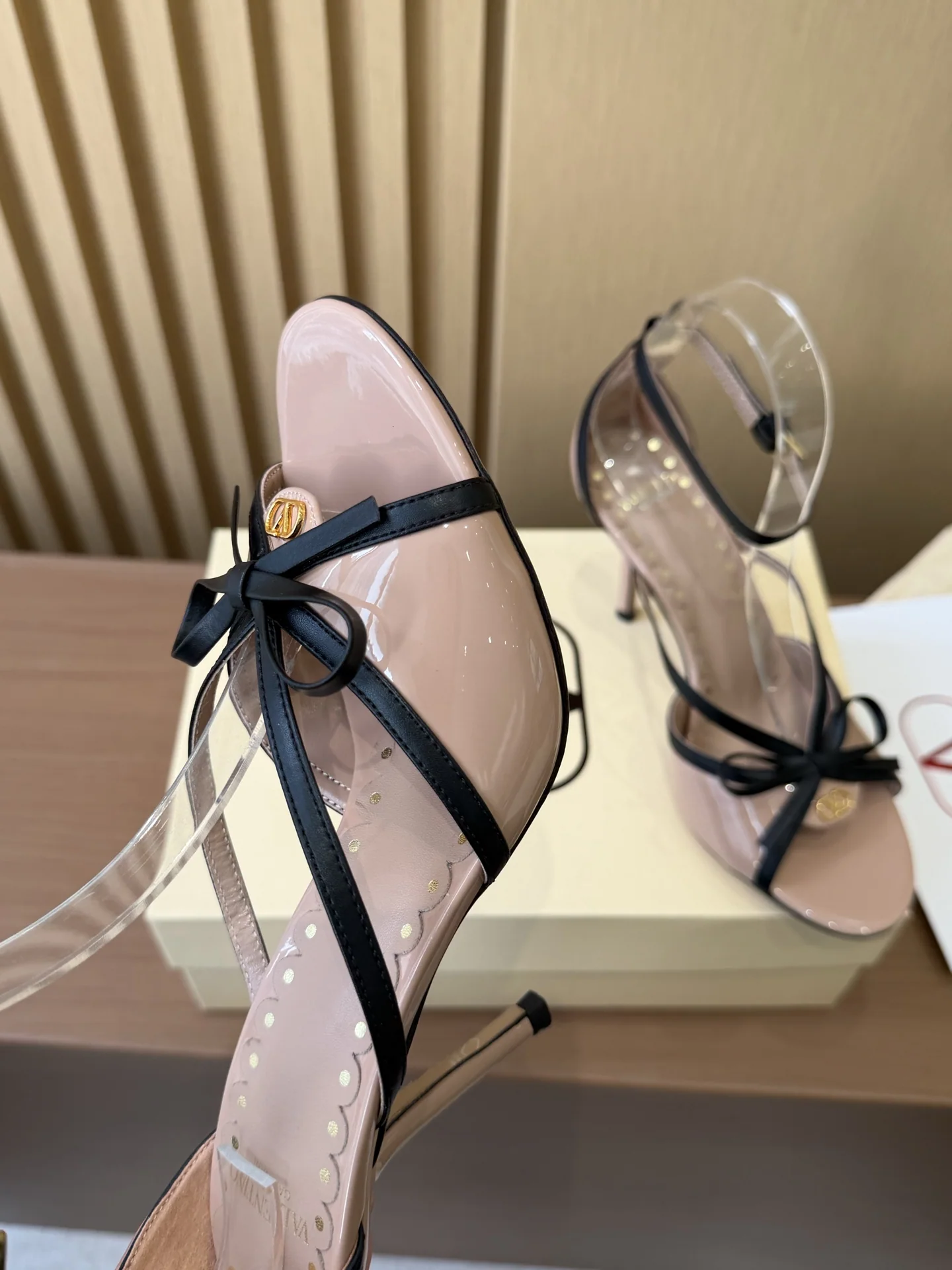 발렌티노 V 버클 보우 하이힐 샌들 상세 이미지 6