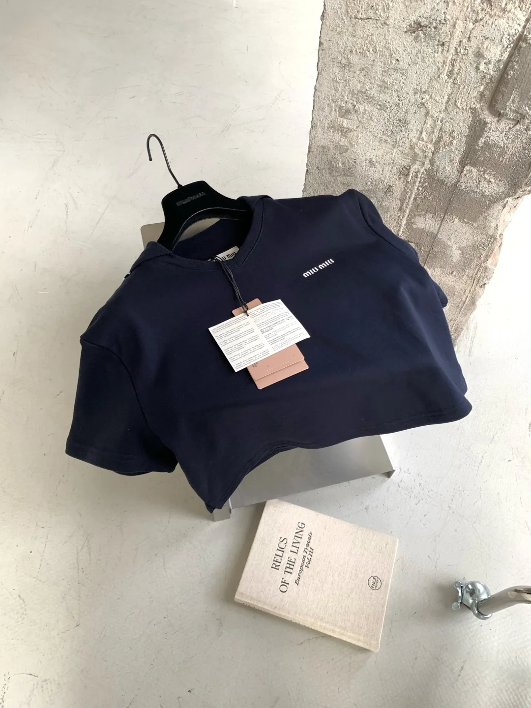 미우미우 배트윙 소매 V넥 크롭 반팔 니트 티셔츠 26 SS 상세 이미지 1
