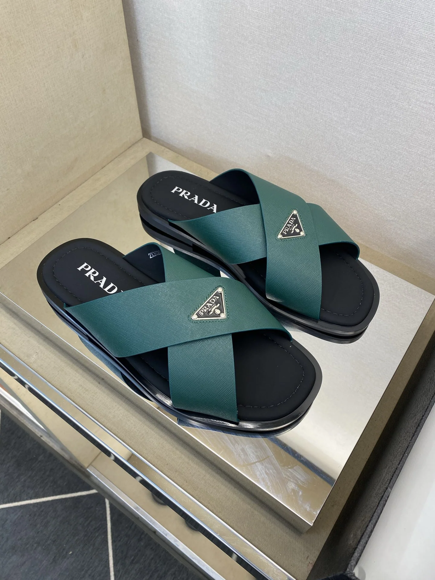 프라다 남성 가죽 슬리퍼 상세 이미지 3