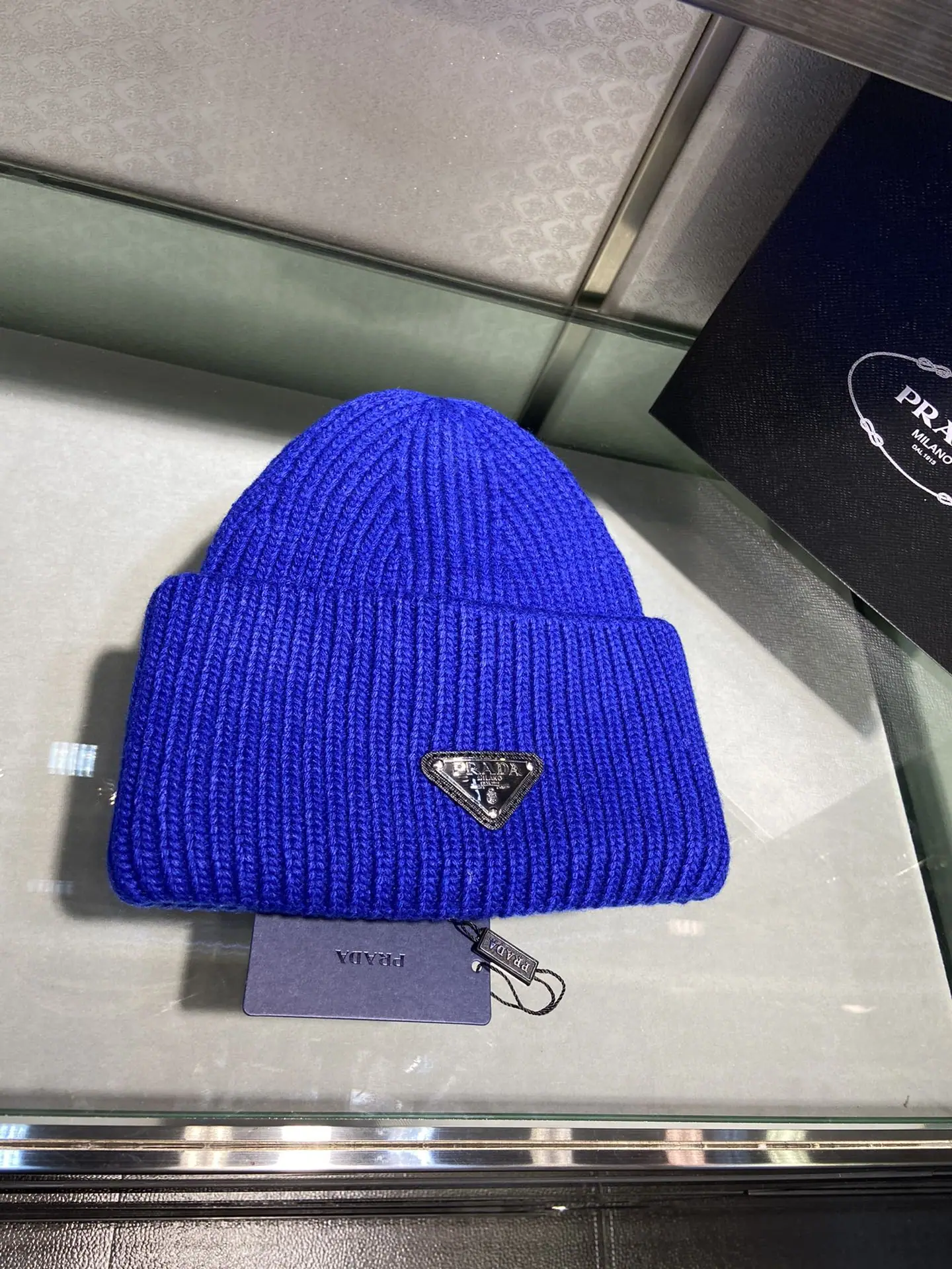 프라다 역삼각형 로고 울 비니 상세 이미지 1