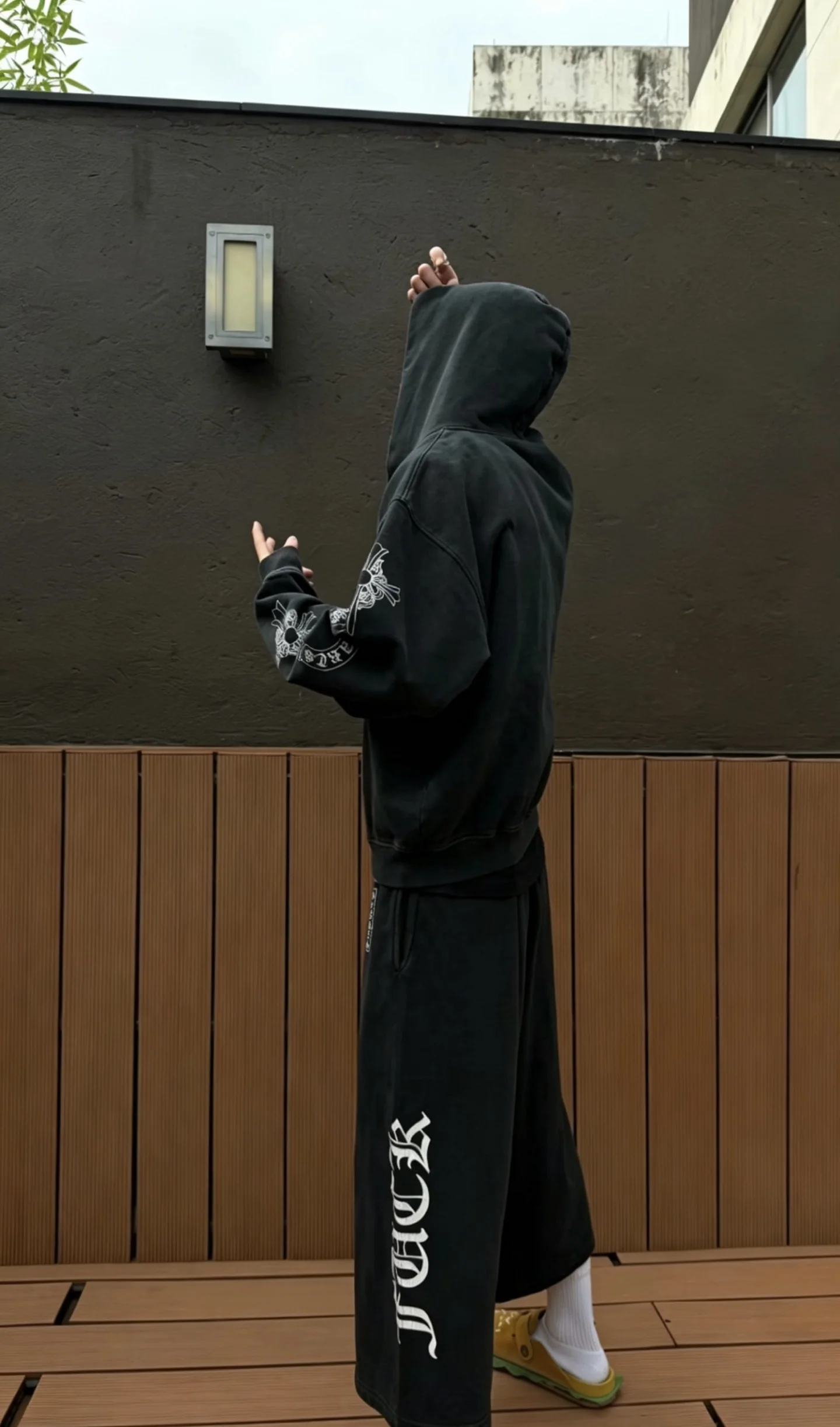크롬하츠 워시드 블랙 T 스트랩 카프리 반바지 상세 이미지 7