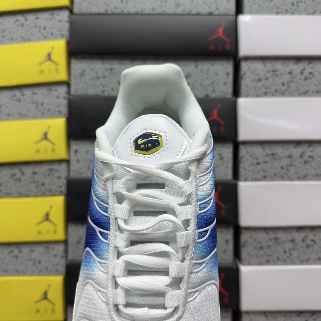나이키 [BD] 에어 맥스 플러스 DX8962-100 201922 Nike Air Max Plus Spray Paint Swoosh White 상세 이미지 4