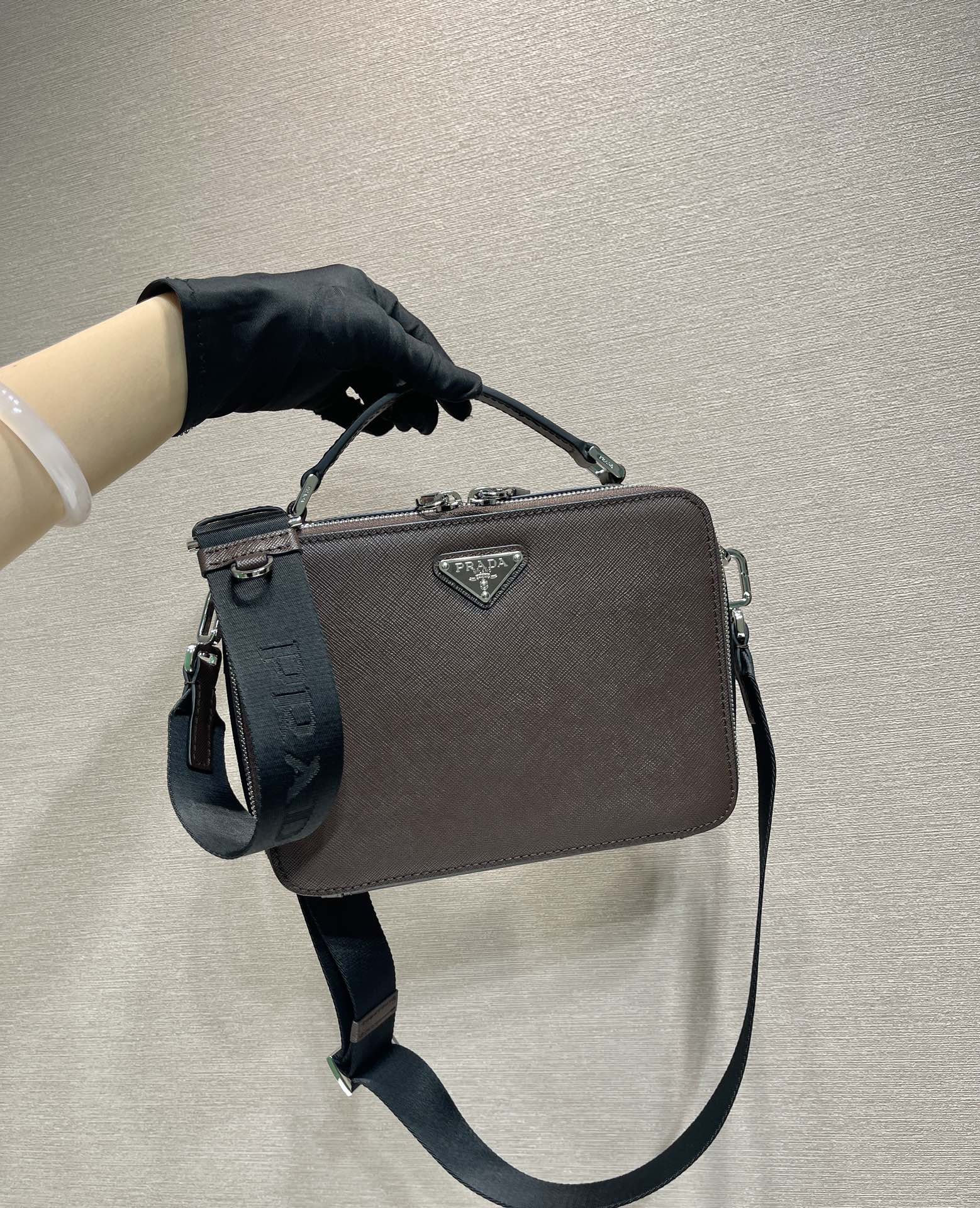 프라다 사피아노 가죽 브릭 핸드백 2VH069 66822