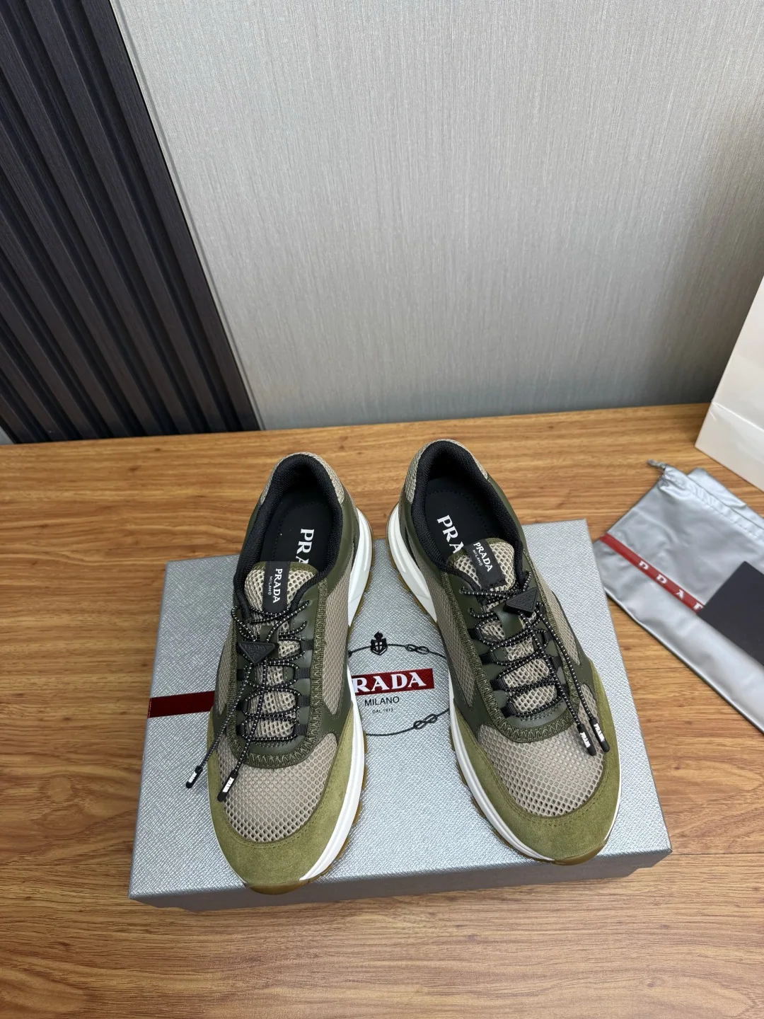 프라다 소가죽 남성 스니커즈 상세 이미지 2