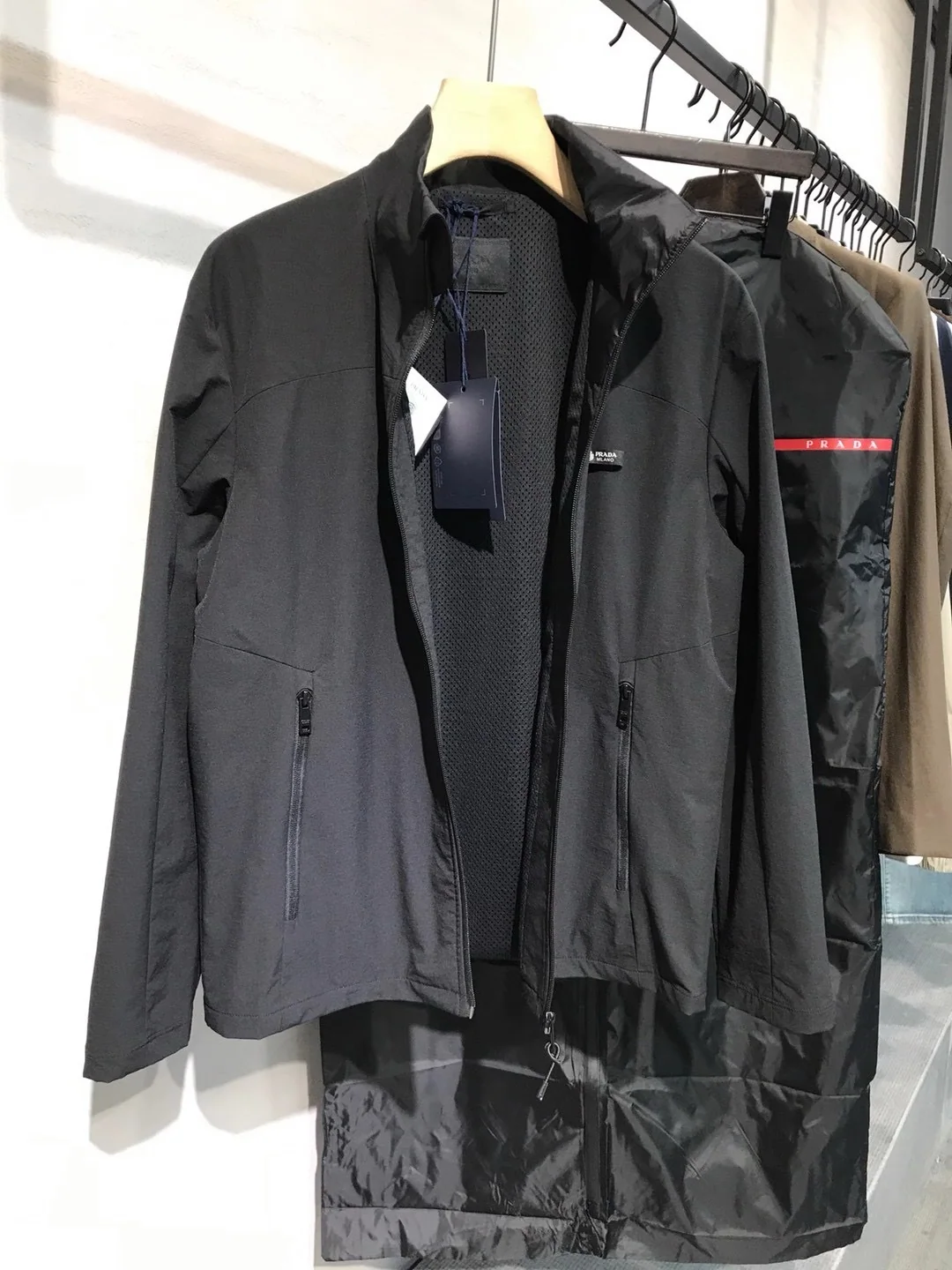 프라다 26 ss 블랙나이트 재킷 19439 Prada 상세 이미지 3