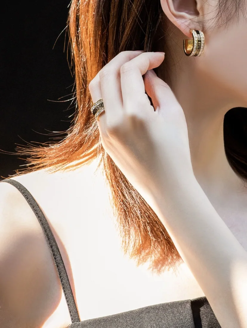디올 코드 블랙 에나멜 다이아몬드 장식 후프 귀걸이 상세 이미지 2
