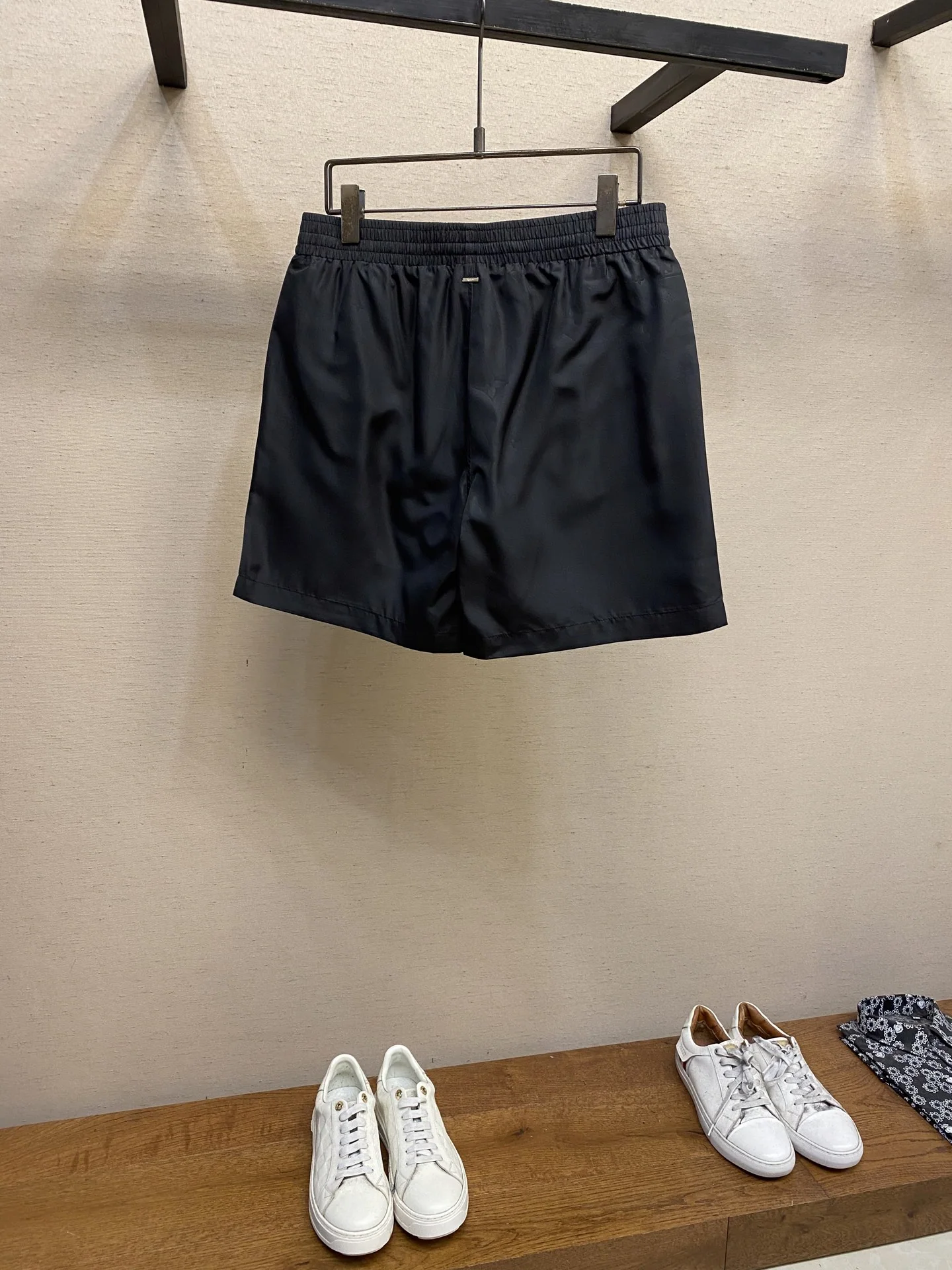 루이비통 모노그램 프린트 나일론 남성 반바지 상세 이미지 2