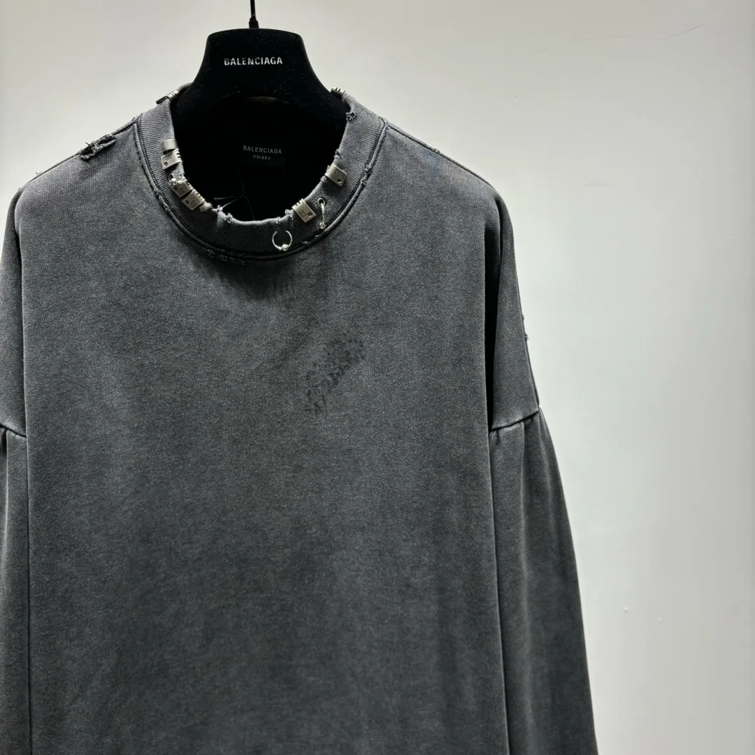 발렌시아가 오버사이즈 펀칭 넥 긴팔 티셔츠 23 FW 상세 이미지 3