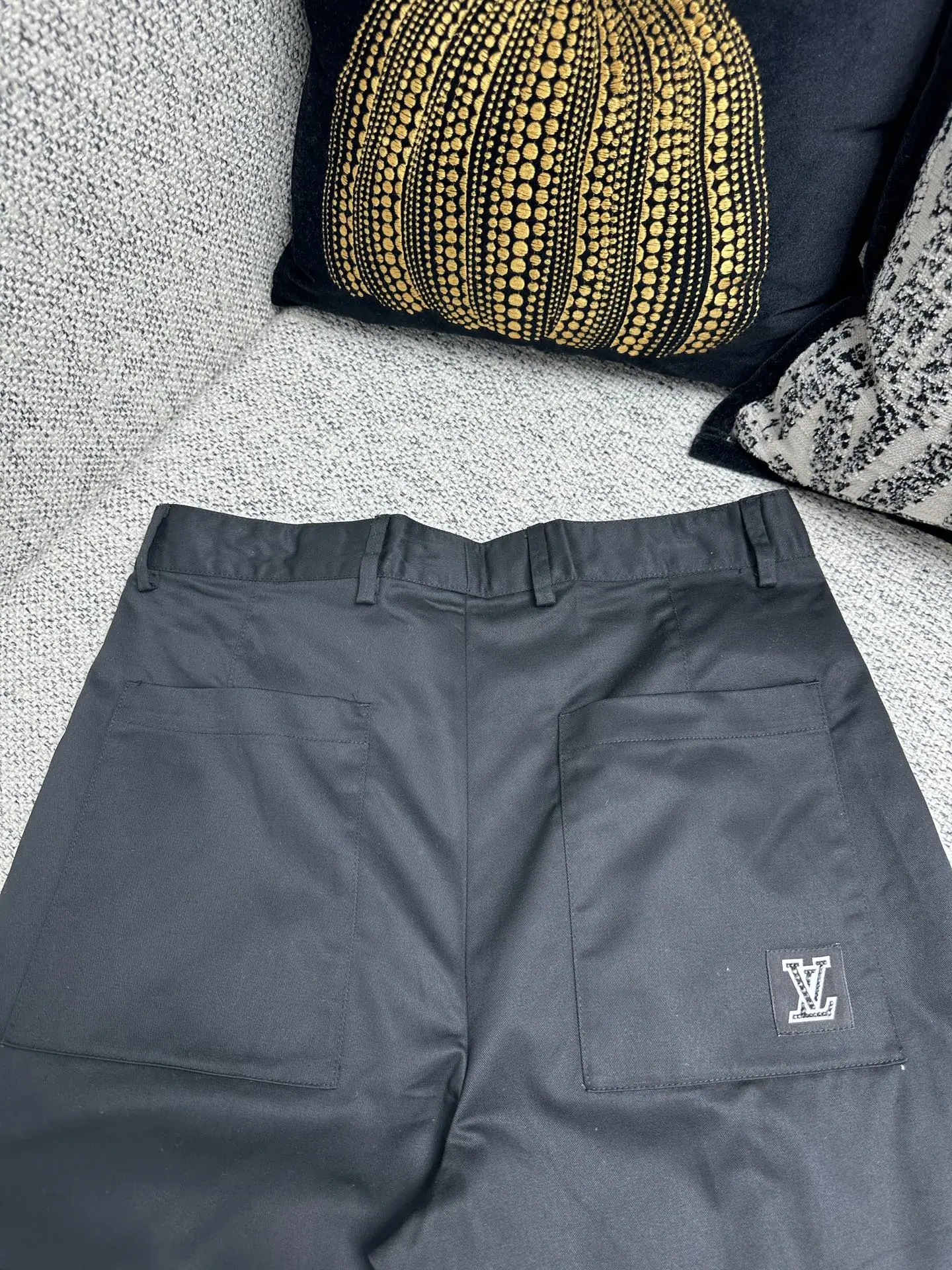 루이비통 필기체 로고 자수 캐주얼 남성 바지 25 SS 상세 이미지 8