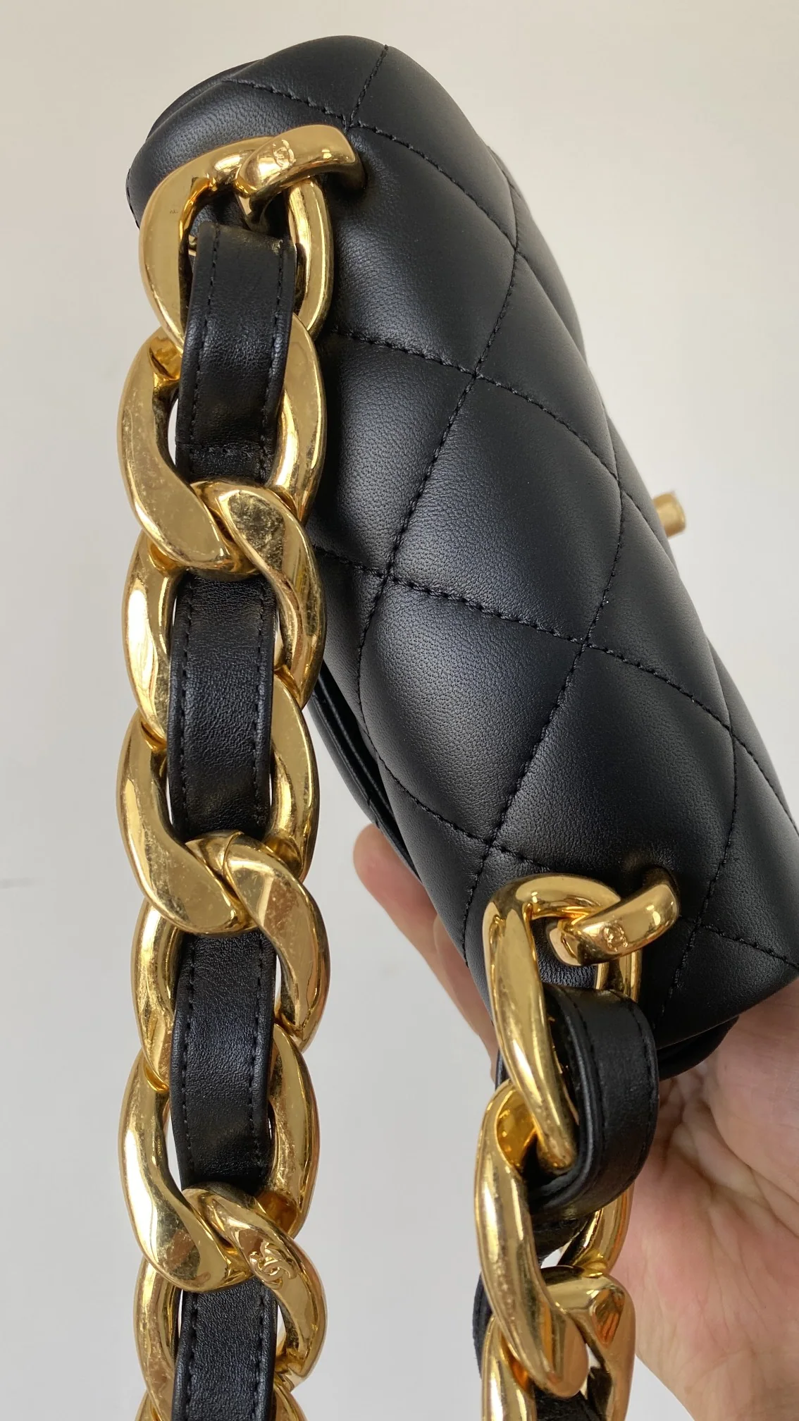 샤넬 청키 체인 미니 숄더백 Lambskin 가방 상세 이미지 6
