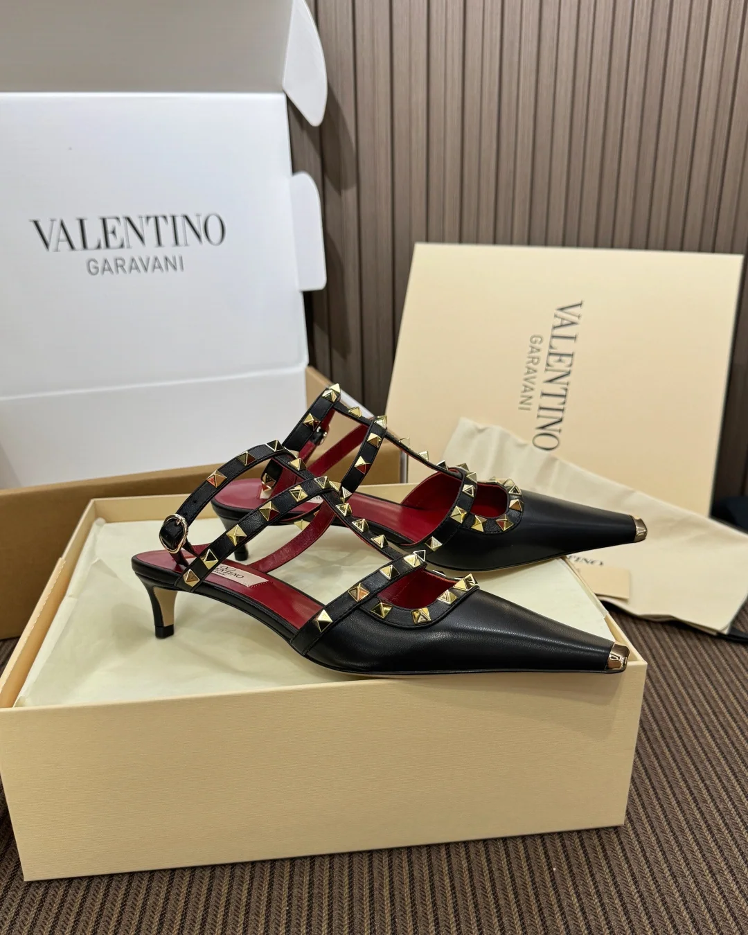 발렌티노 스터드 장식 램스킨 하이힐 상세 이미지 4