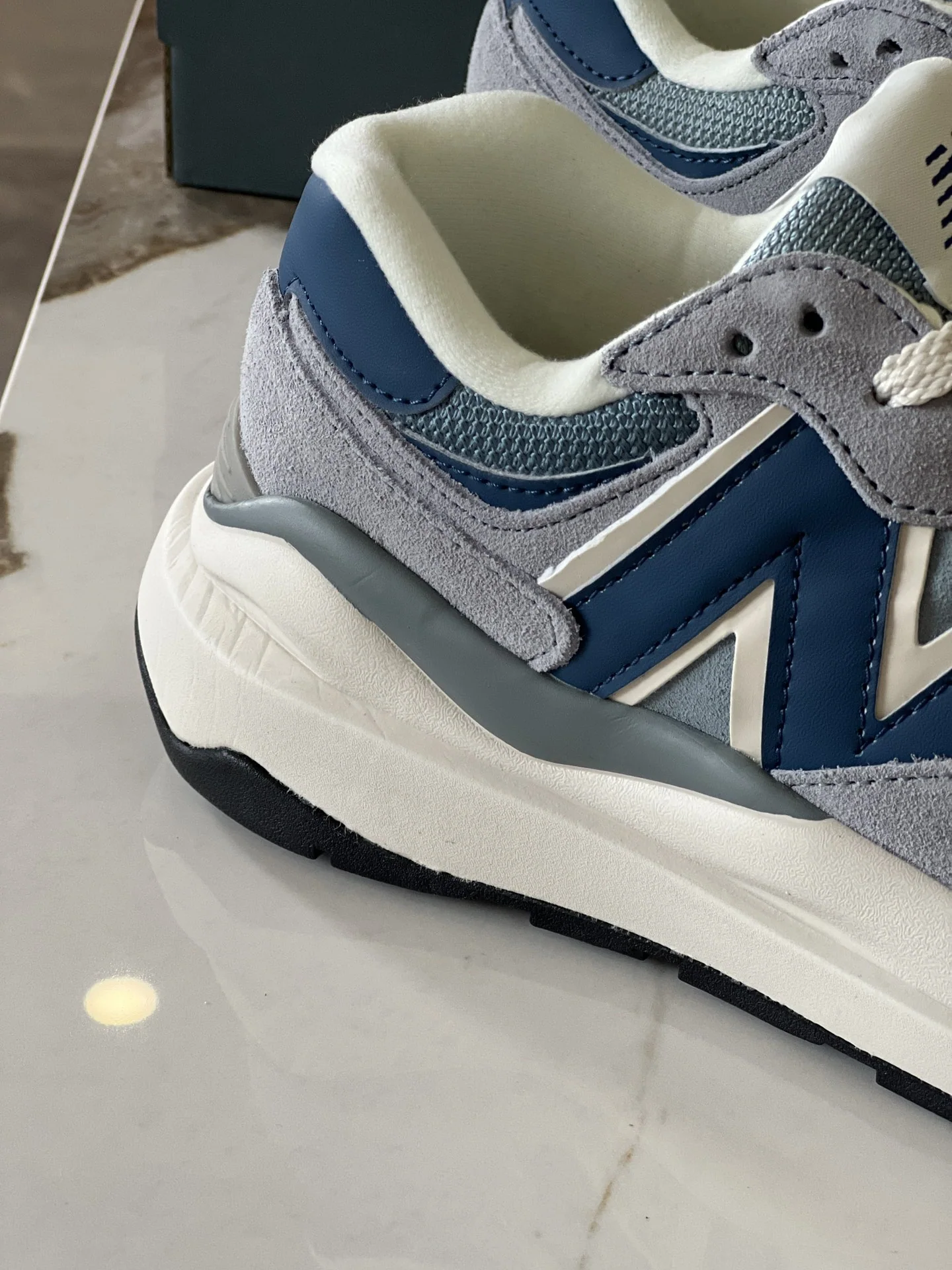 뉴발란스 M5740 스웨이드 배색 스니커즈 상세 이미지 5