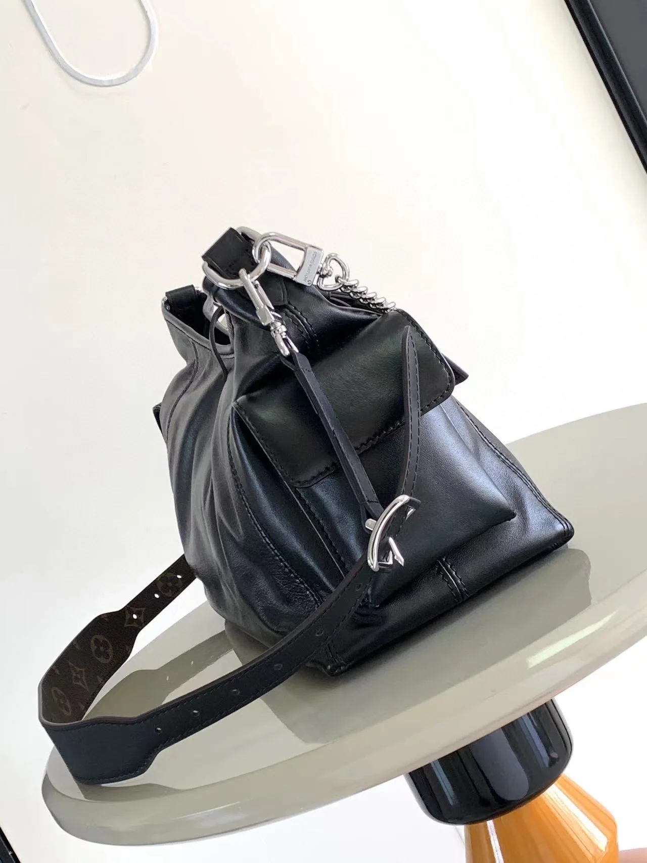 루이비통 캐리올 카고 스몰 송아지가죽 핸드백 상세 이미지 2