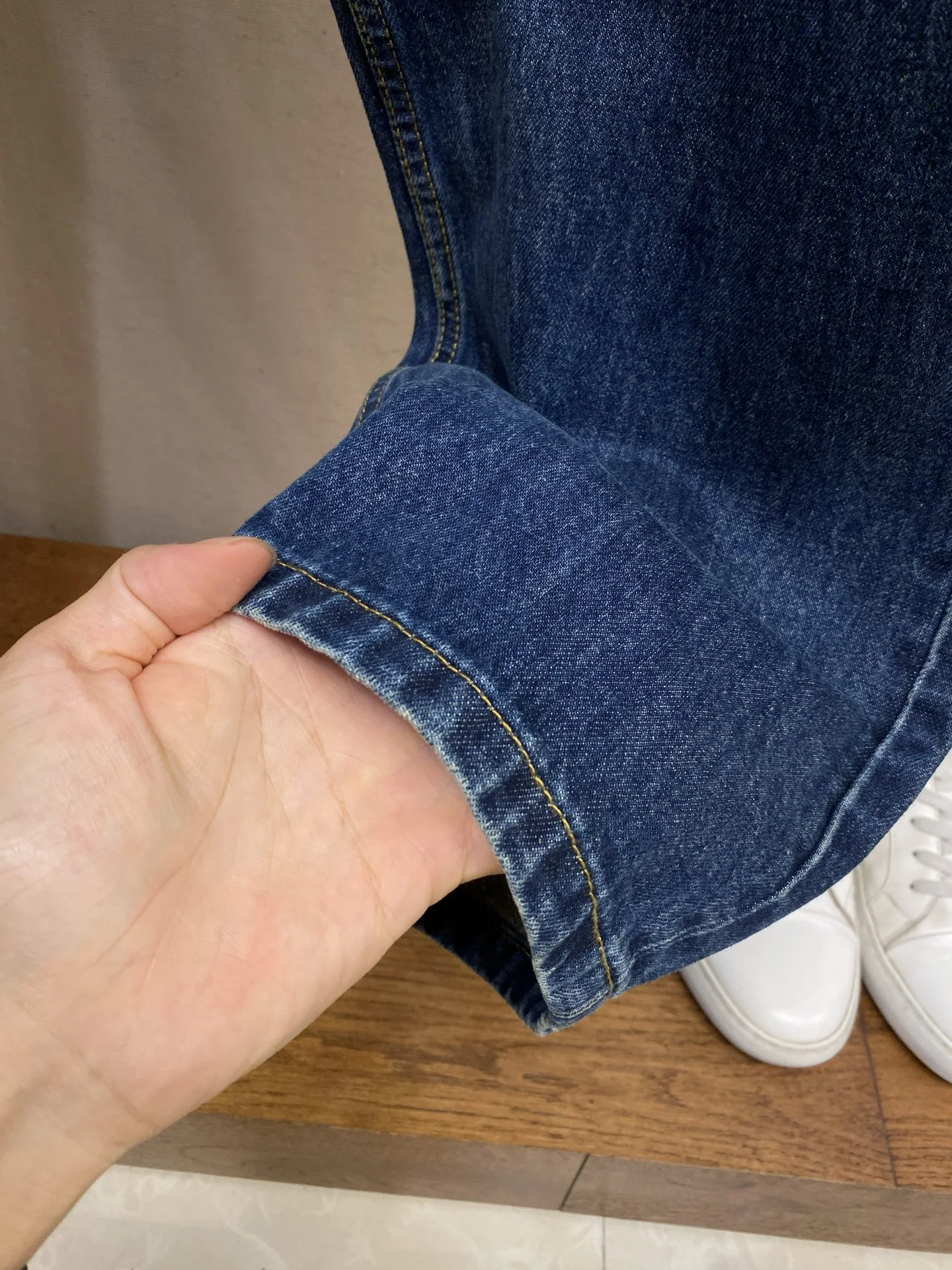 루이비통 목재 무늬 버클 가죽 뒷주머니 남성 청바지 상세 이미지 8