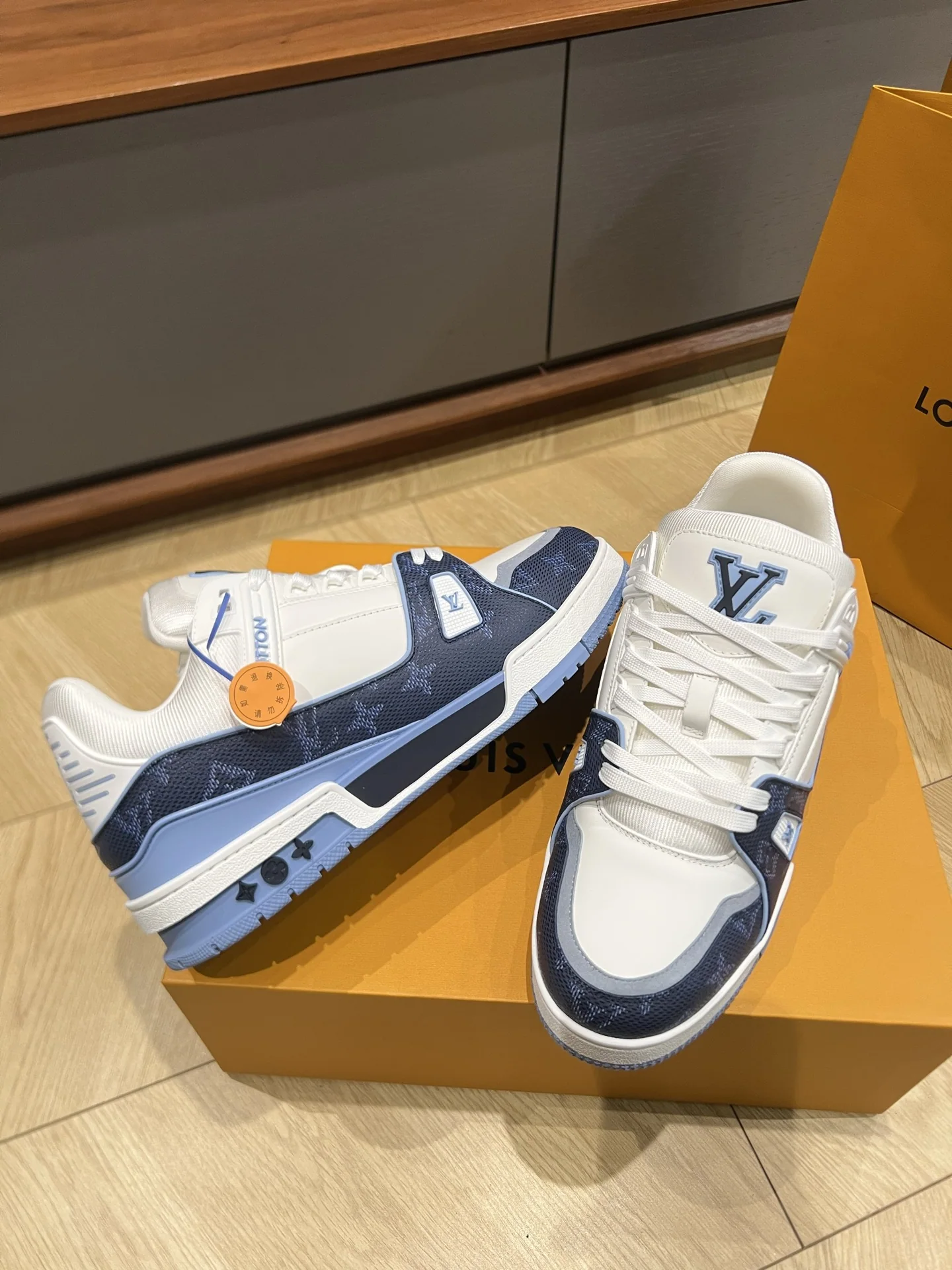 루이비통 LV 26 데님 컬러웨이 트레이너 신발 상세 이미지 4