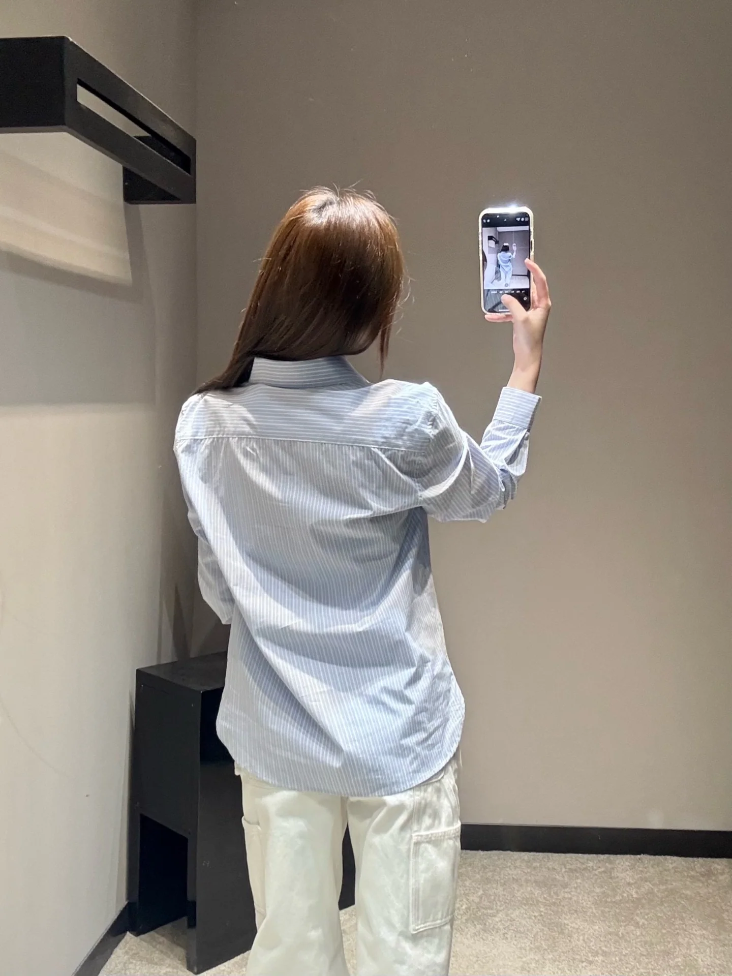 생로랑 로고 스트라이프 긴팔 셔츠 여성의류 상세 이미지 3