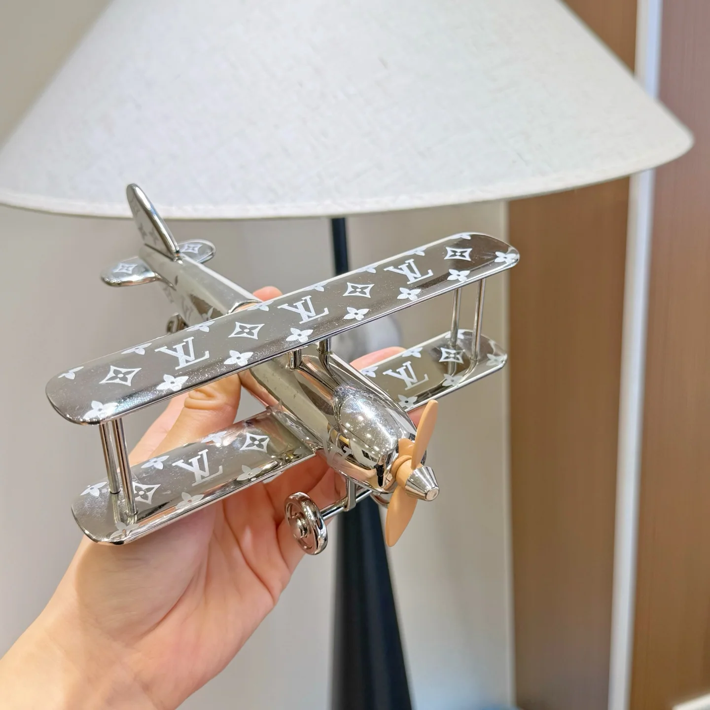 루이비통 모노그램 비행기 피규어 키링 상세 이미지 9