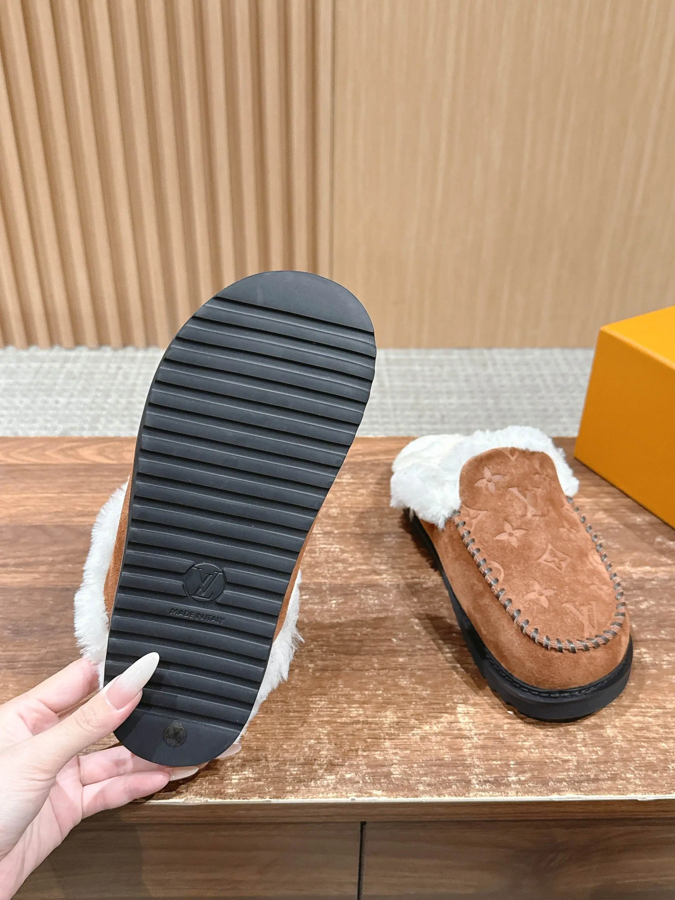 루이비통 코르티나 모노그램 스웨이드 로퍼 상세 이미지 9