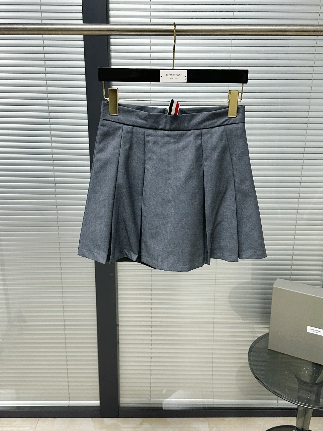 톰브라운 트리콜로르 웨빙 플리츠 미니스커트 상세 이미지 2