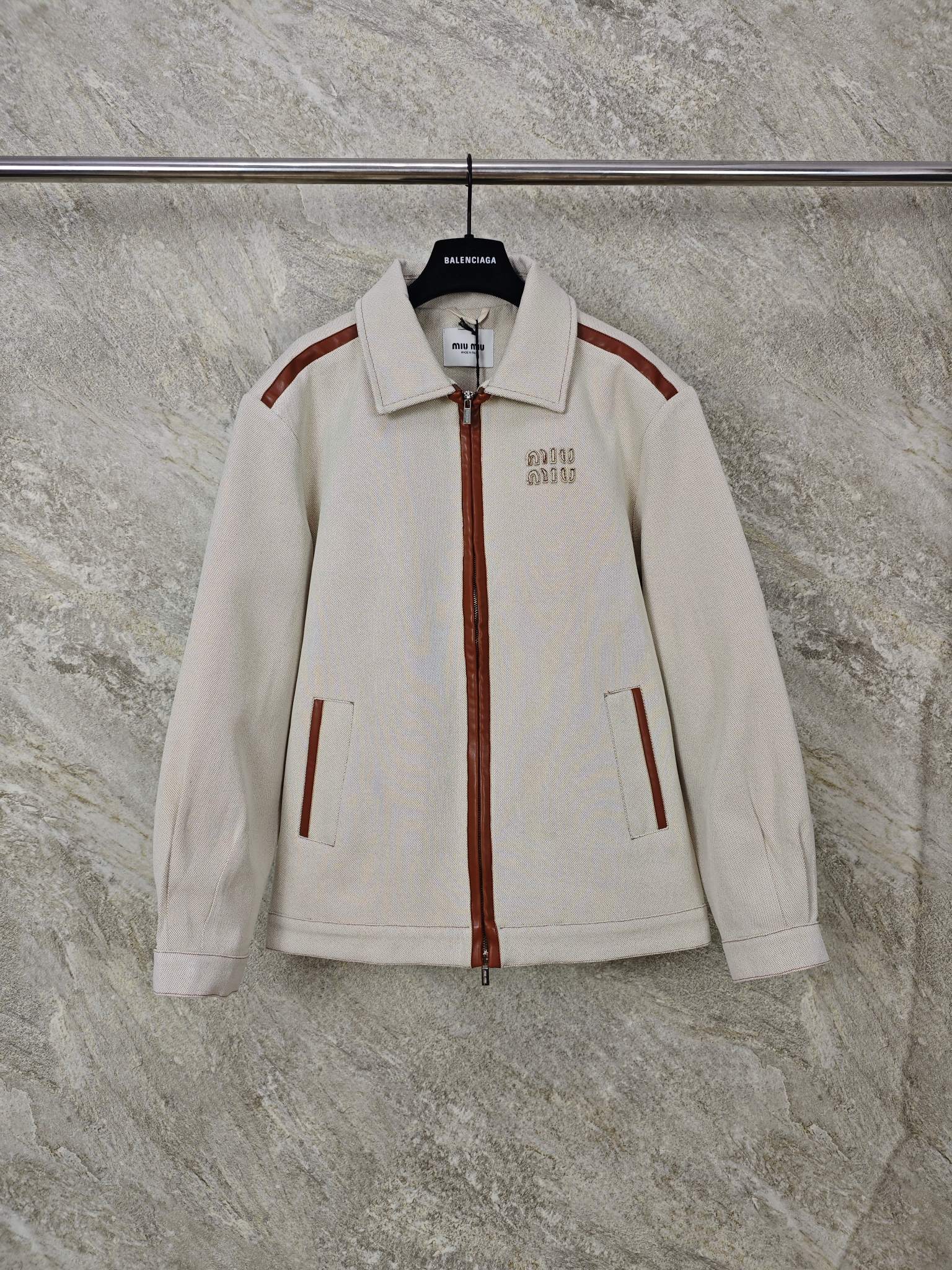미우미우 캔버스 가죽 지퍼업 자켓 24SS