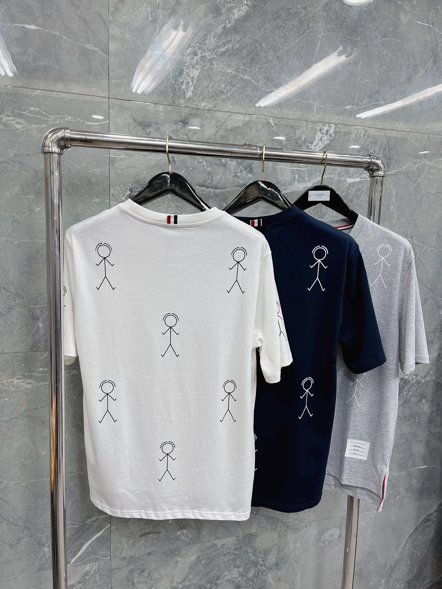 톰브라운 스틱맨 프린트 코튼 오버핏 남녀공용 반팔 티셔츠 상세 이미지 3
