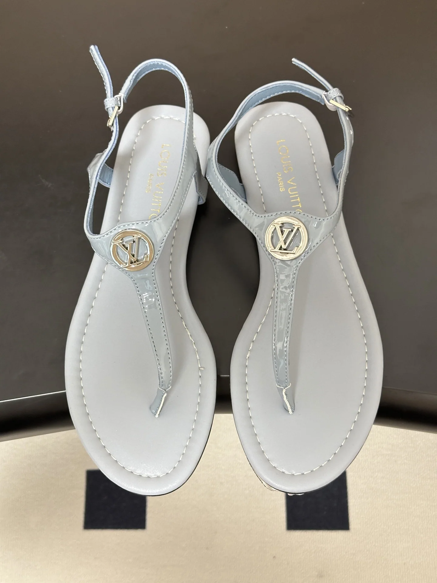 루이비통 LV 바이브 메탈 버클 비치 샌들 상세 이미지 2