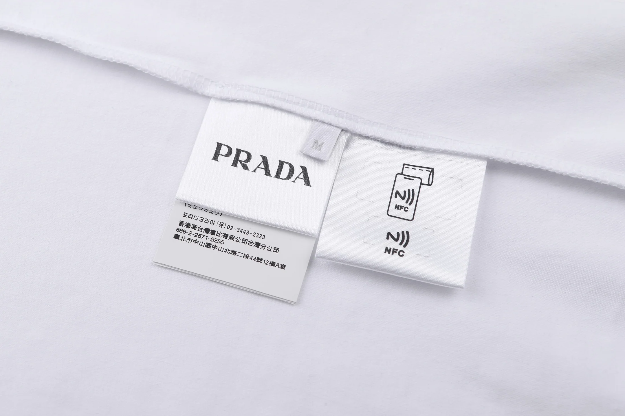 프라다 로고 프린트 크루넥 남성 반팔 티셔츠 상세 이미지 9
