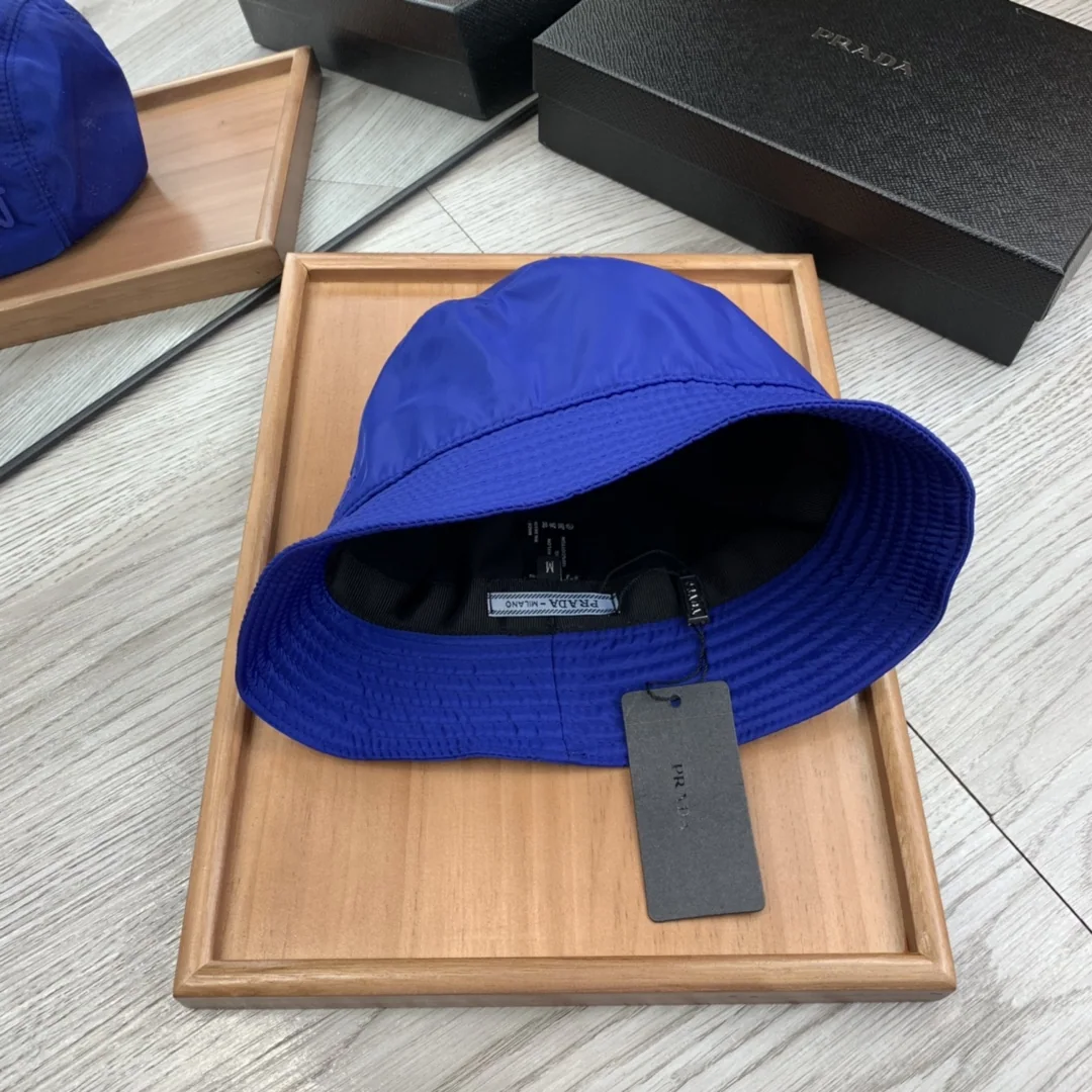 프라다 양면 삼각 로고 버킷햇 상세 이미지 4