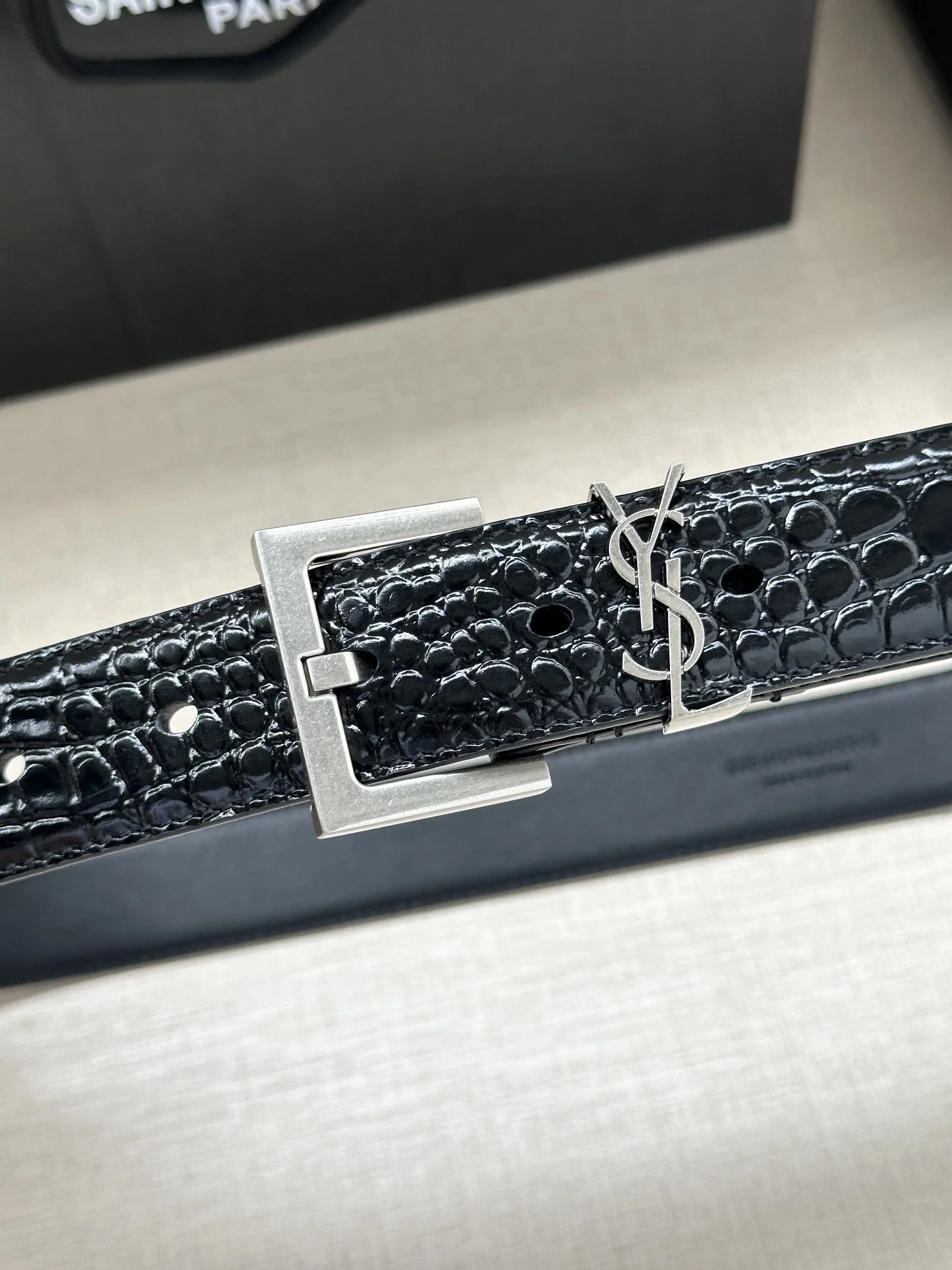 생로랑 YSL 모노그램 크로커다일 엠보싱 가죽 스퀘어 버클 벨트 상세 이미지 2
