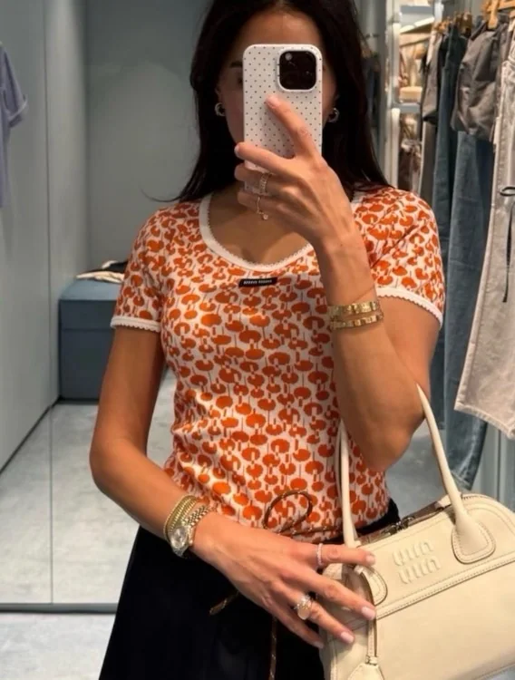 미우미우 오렌지 그래픽 레이스 트림 반팔 티셔츠 상세 이미지 3