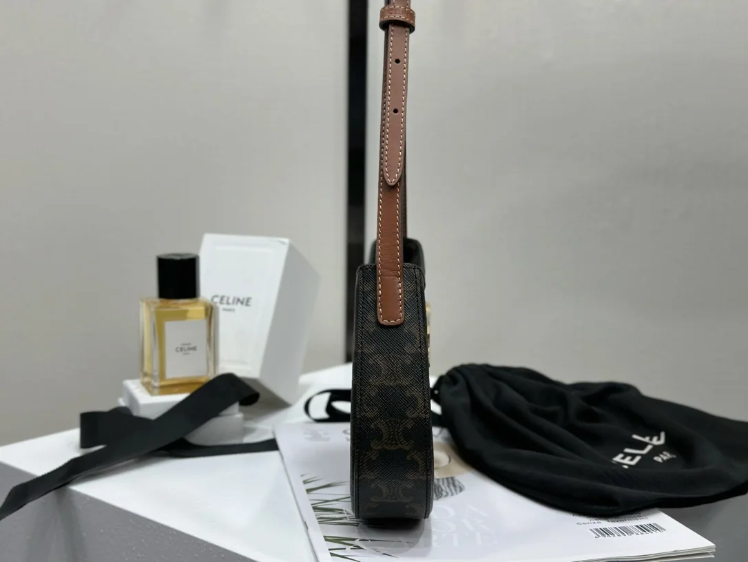셀린느 미디엄 로고 프린트 소가죽 핸드백 상세 이미지 3