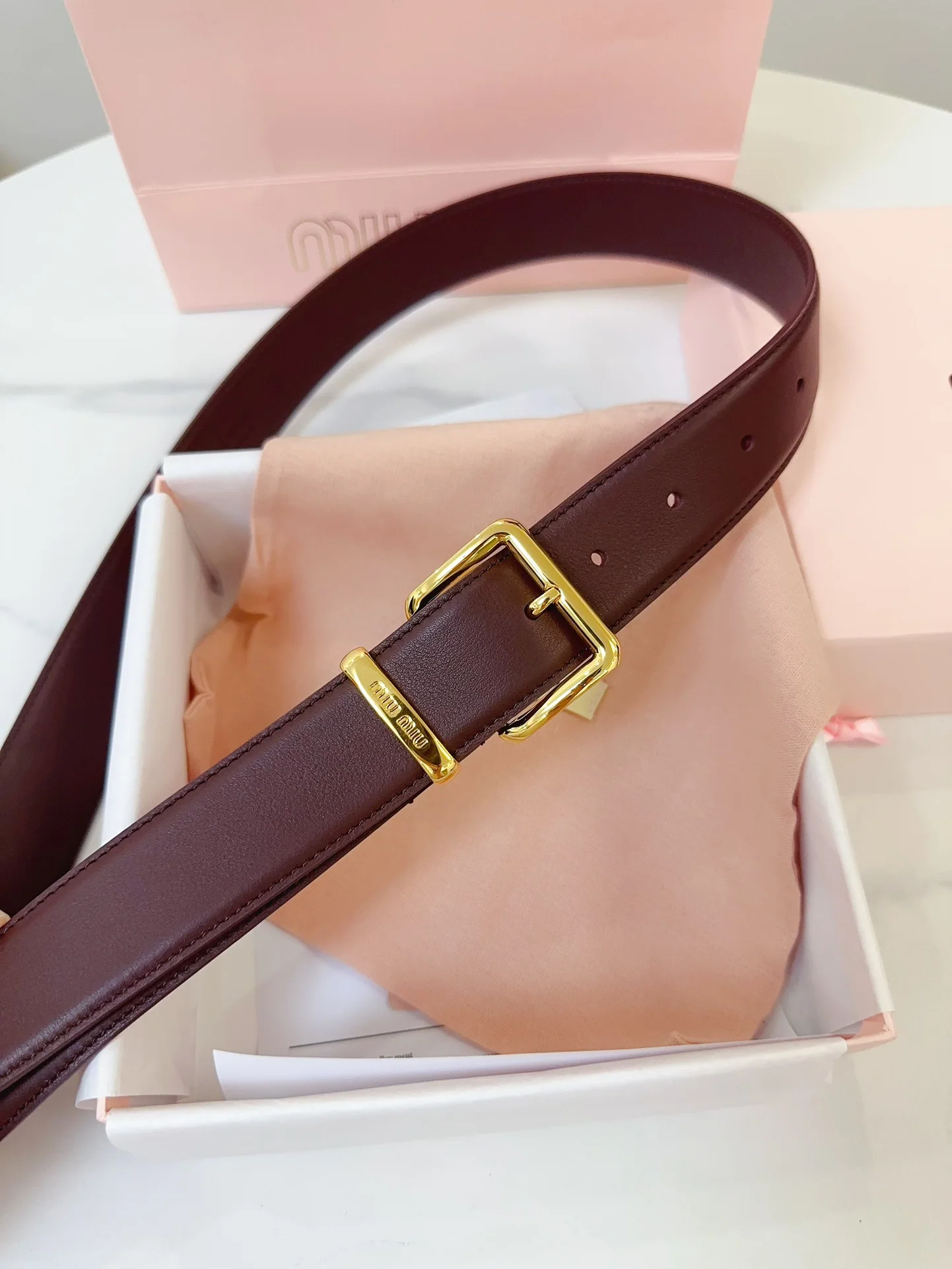 미우미우 각인 로고 송아지가죽 벨트 상세 이미지 6