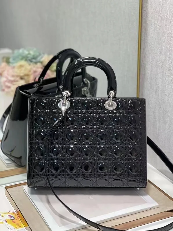 디올 레이디 블랙 페이턴트 플립 가방 상세 이미지 2