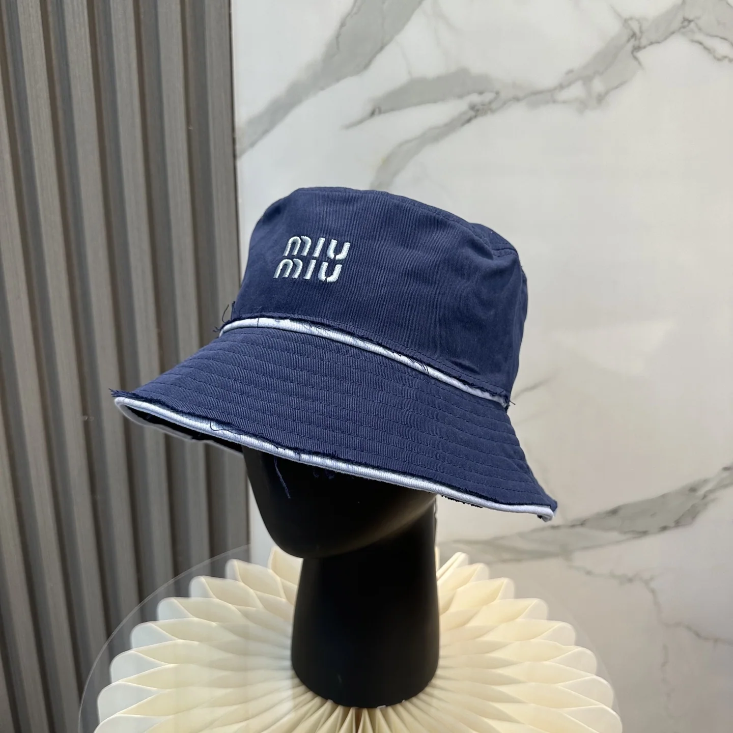 미우미우 자수 버킷 햇 118532