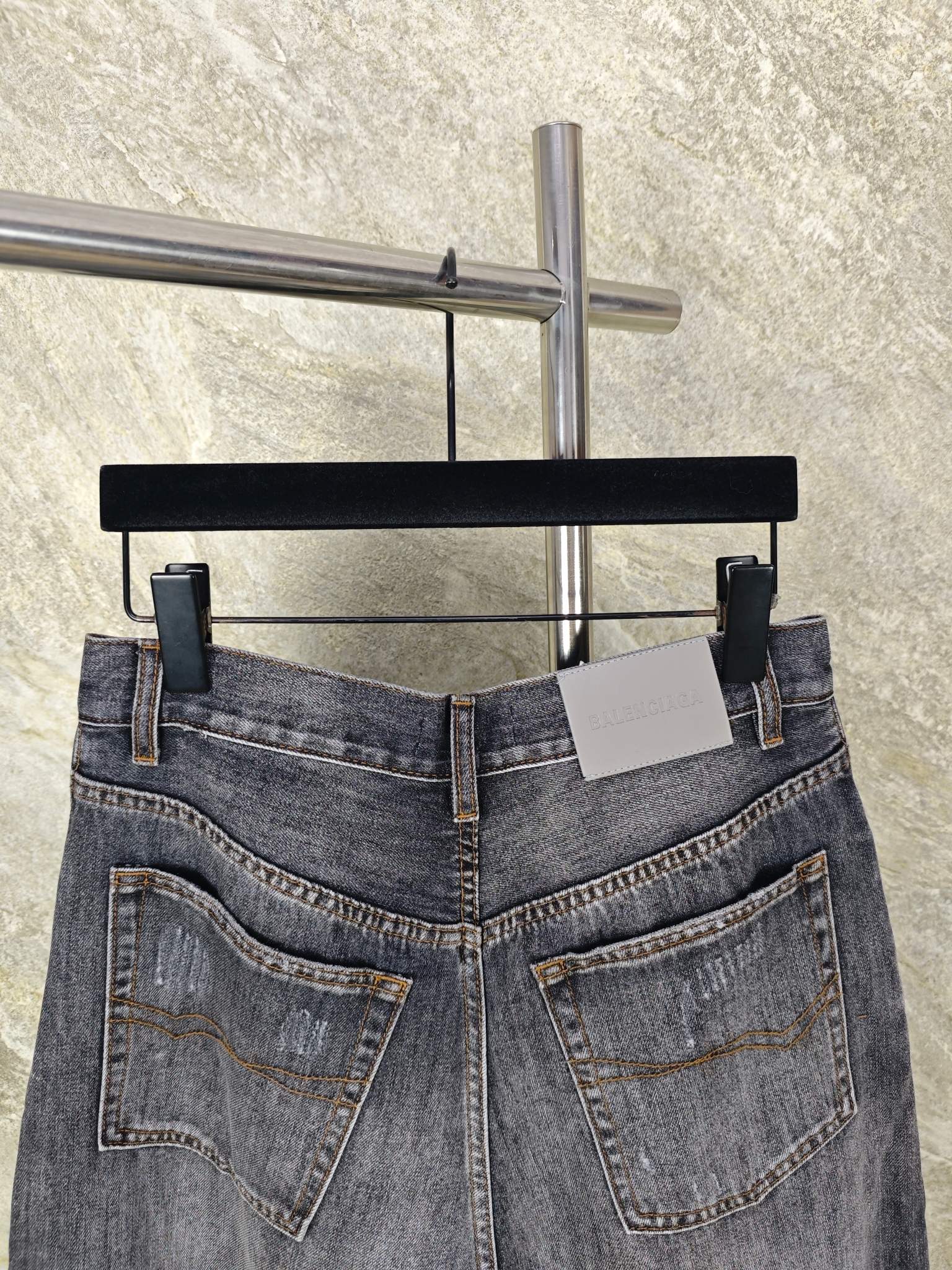 발렌시아가 그레이 워시 3 D 자수 데님 남성 바지 상세 이미지 8