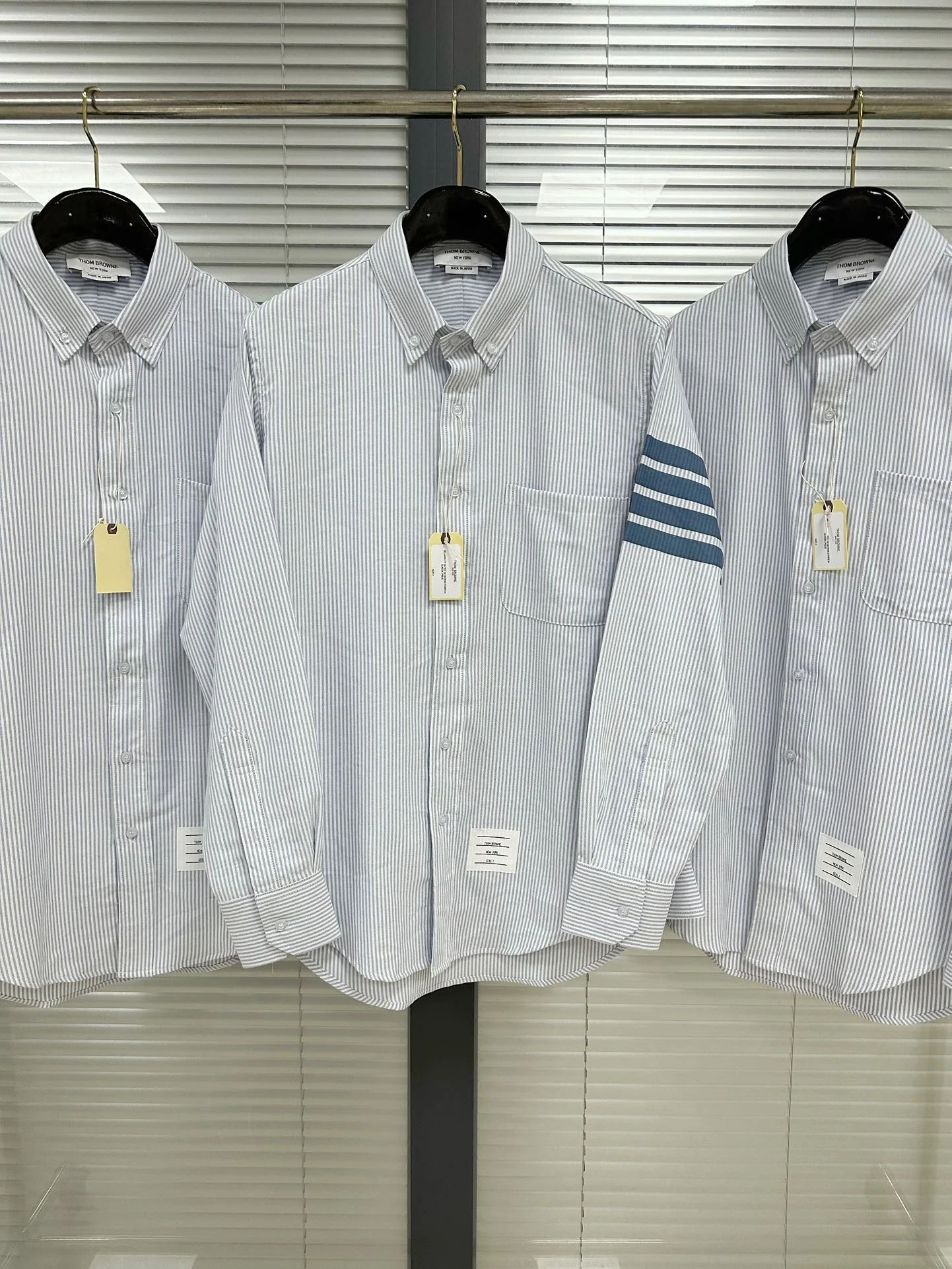 톰브라운 4 바 스트라이프 프린트 오버핏 긴팔 셔츠 남성의류 상세 이미지 2