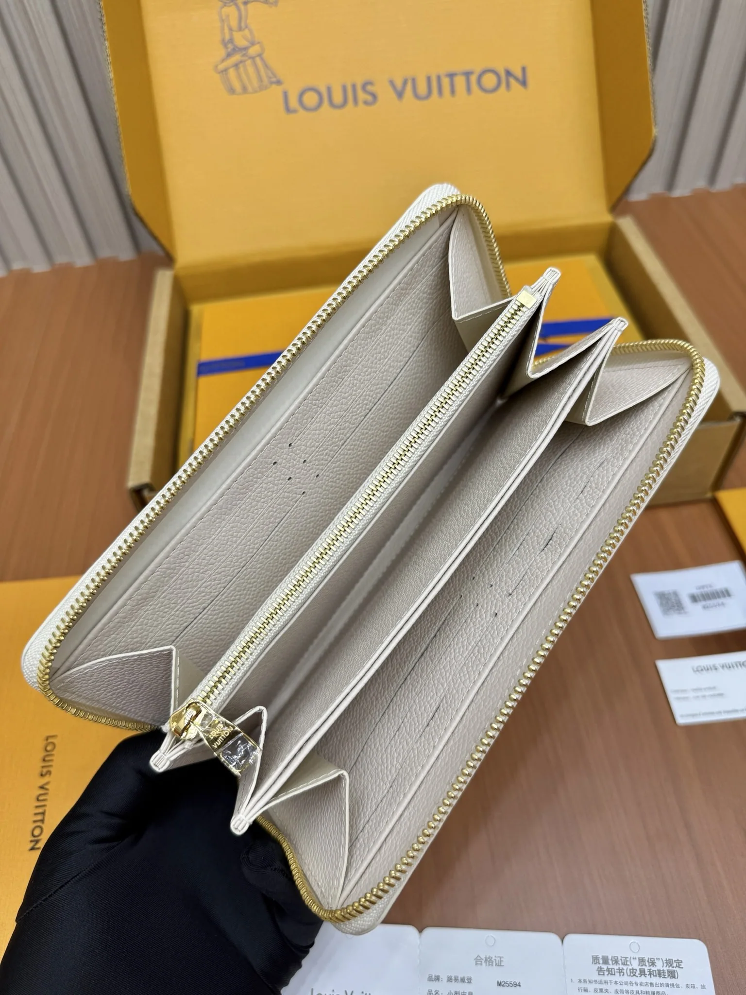 루이비통 M25594 올 스틸 지갑 상세 이미지 6