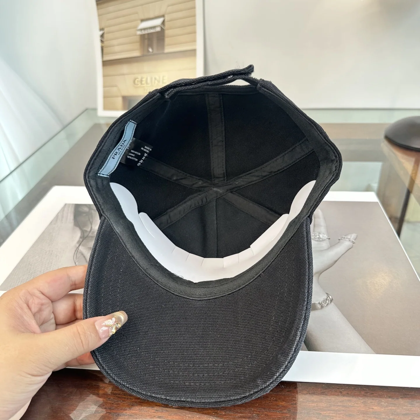 프라다 삼각 로고 베이스볼 캡 상세 이미지 9