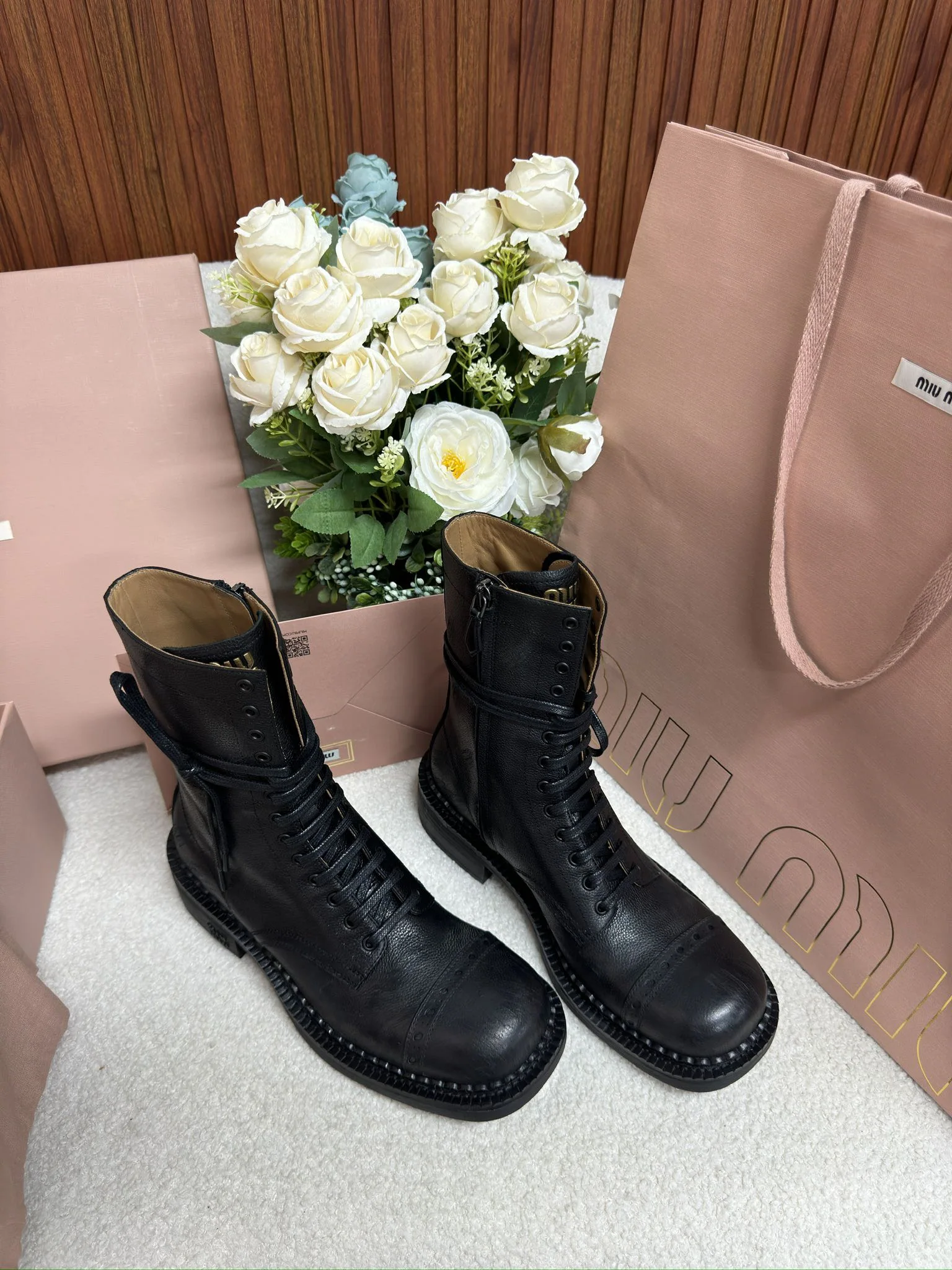 미우미우 레이스업 소가죽 앵클 부츠 상세 이미지 3