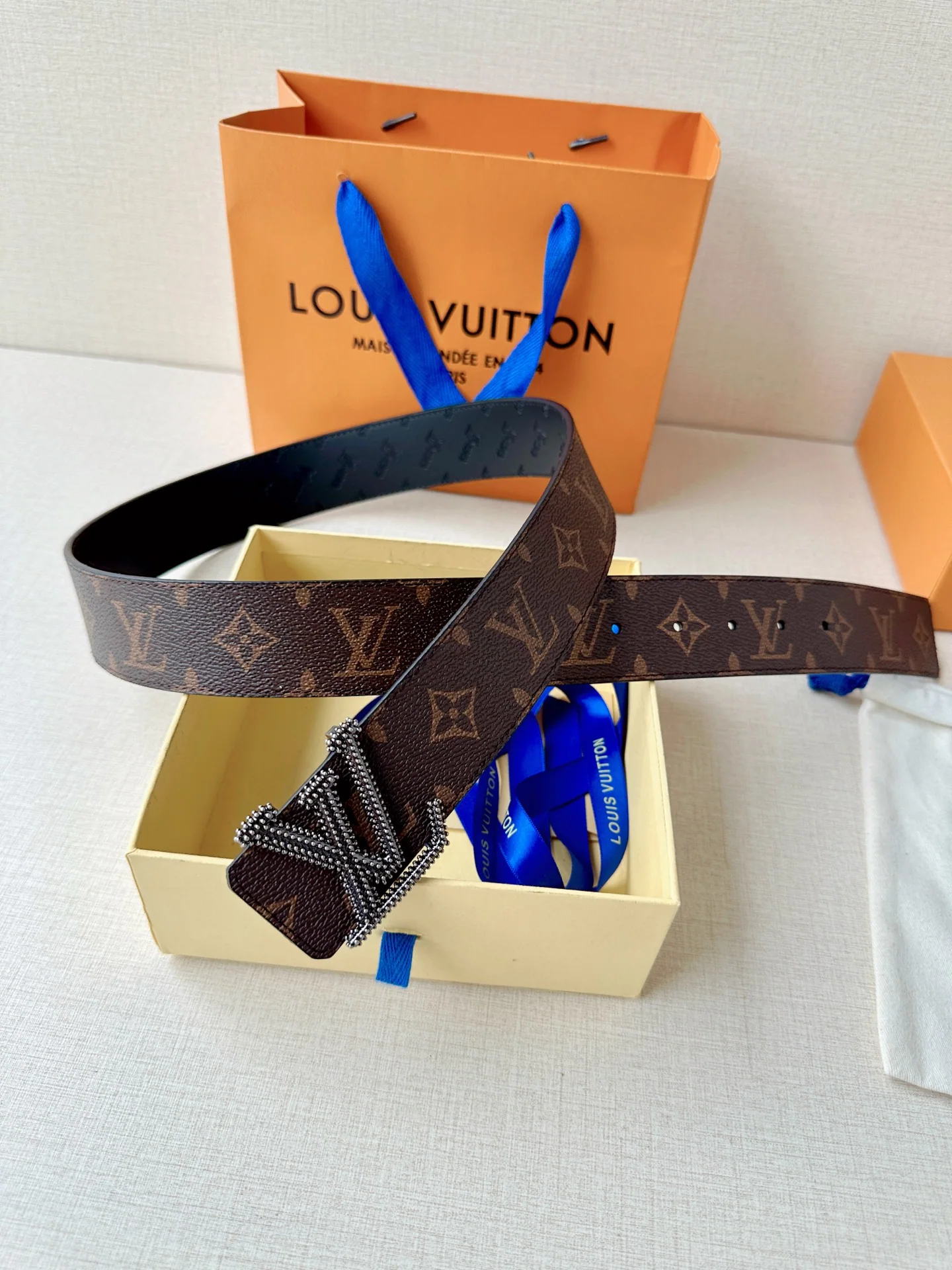 루이비통 LV 이니셜 스터드 리버시블 가죽 벨트 상세 이미지 3