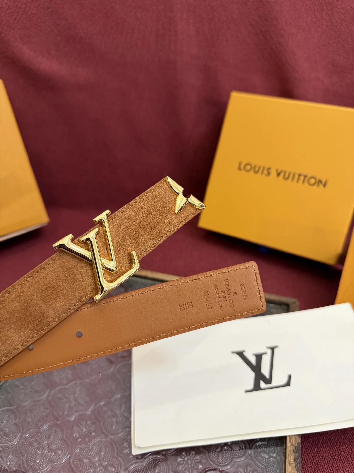 루이비통 LV 이니셜 골드 메탈 버클 스웨이드 벨트 상세 이미지 4